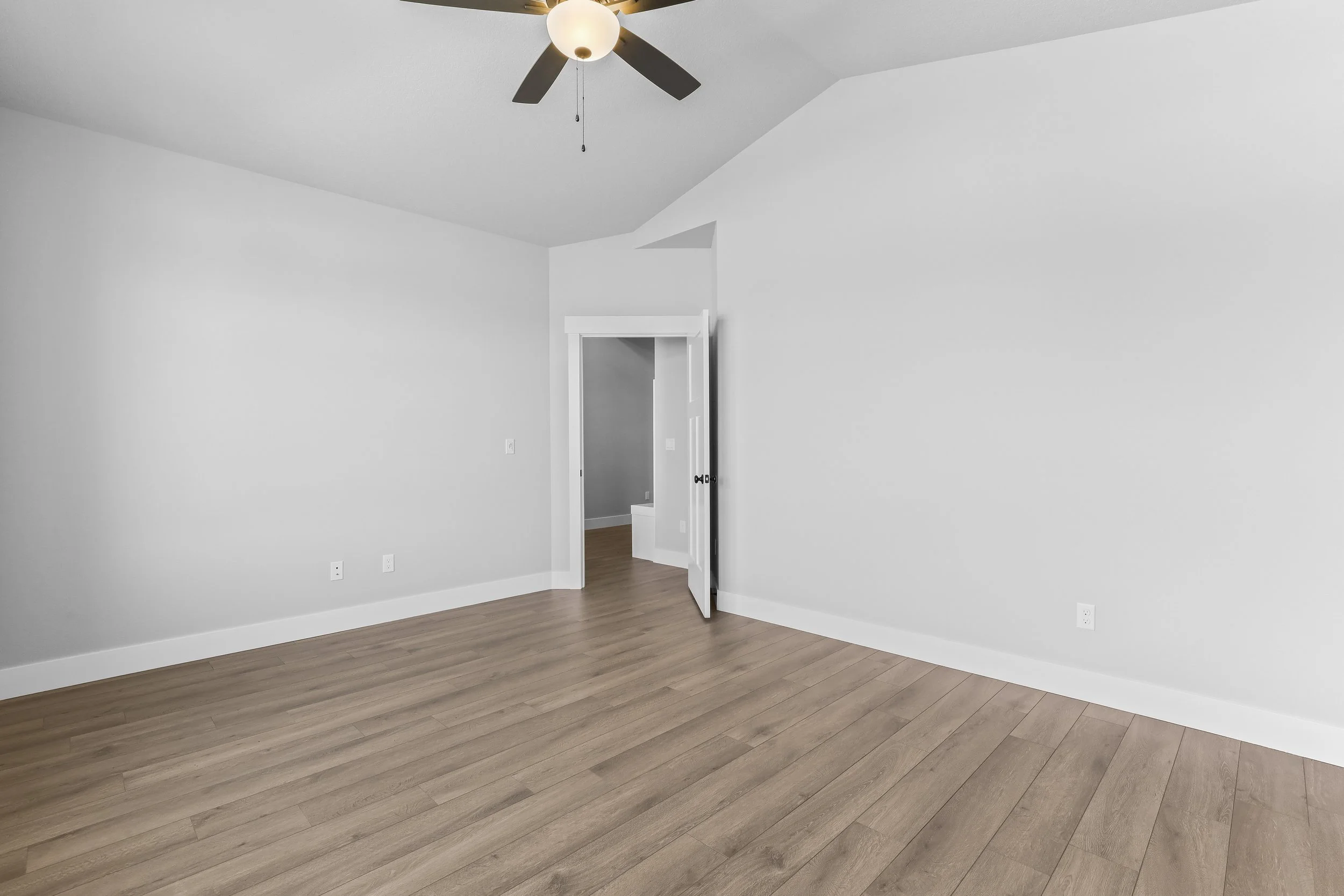 744 NE Trillium Dr-13.jpg
