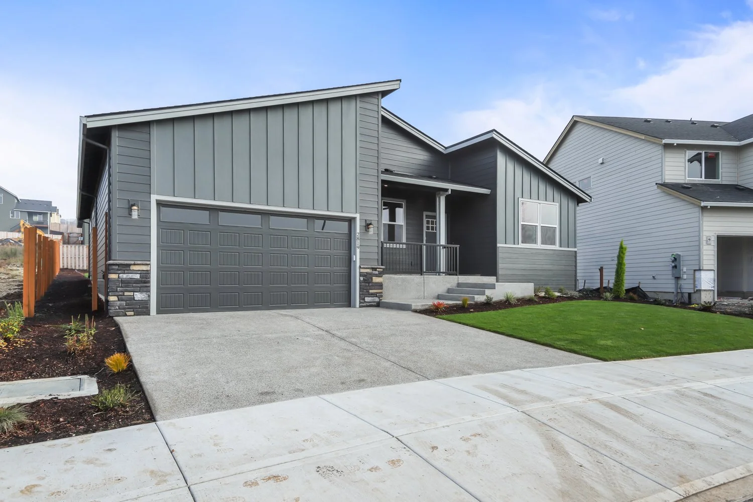 Front of House, Cascadia M Plan, Paint Iron Ore SW 7069, Trim Gray Matters SW 7066, Accent Grizzle Gray SW 7068, Stone Country Ledgestone Black Rundle.jpg