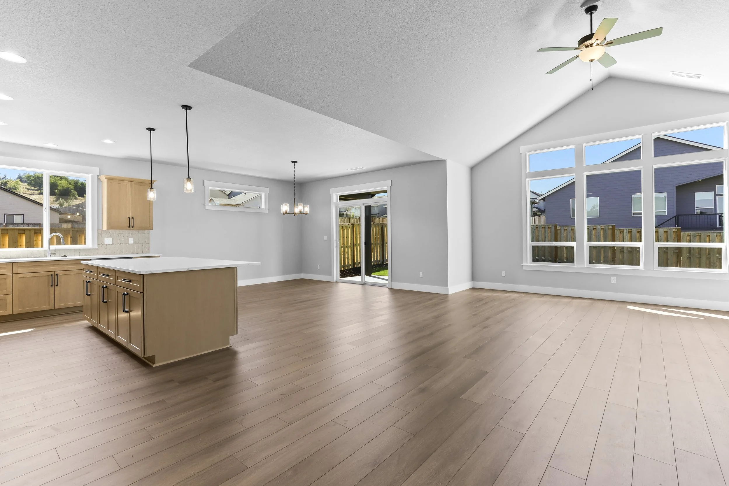 744 NE Trillium Dr-18.jpg