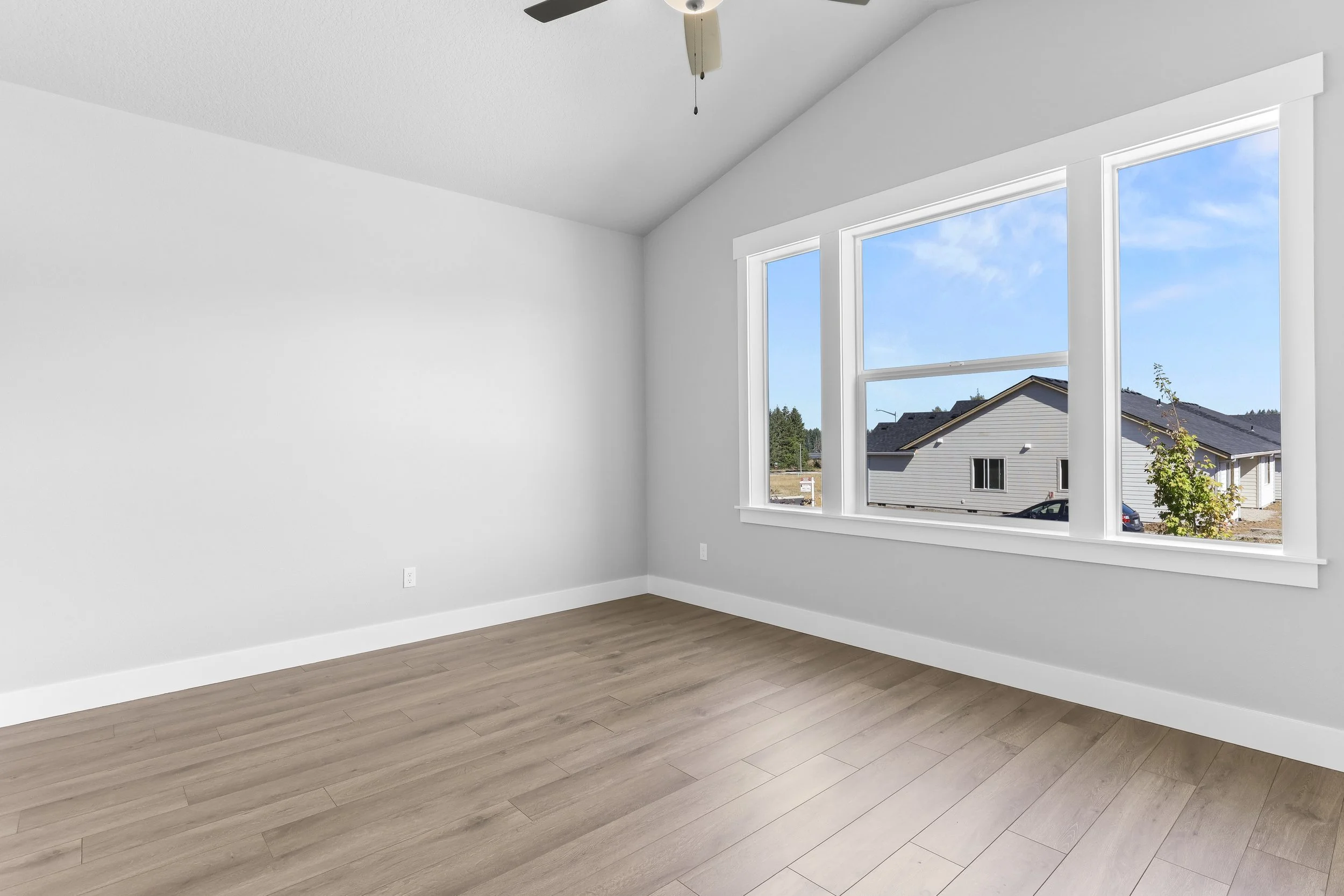 744 NE Trillium Dr-11.jpg