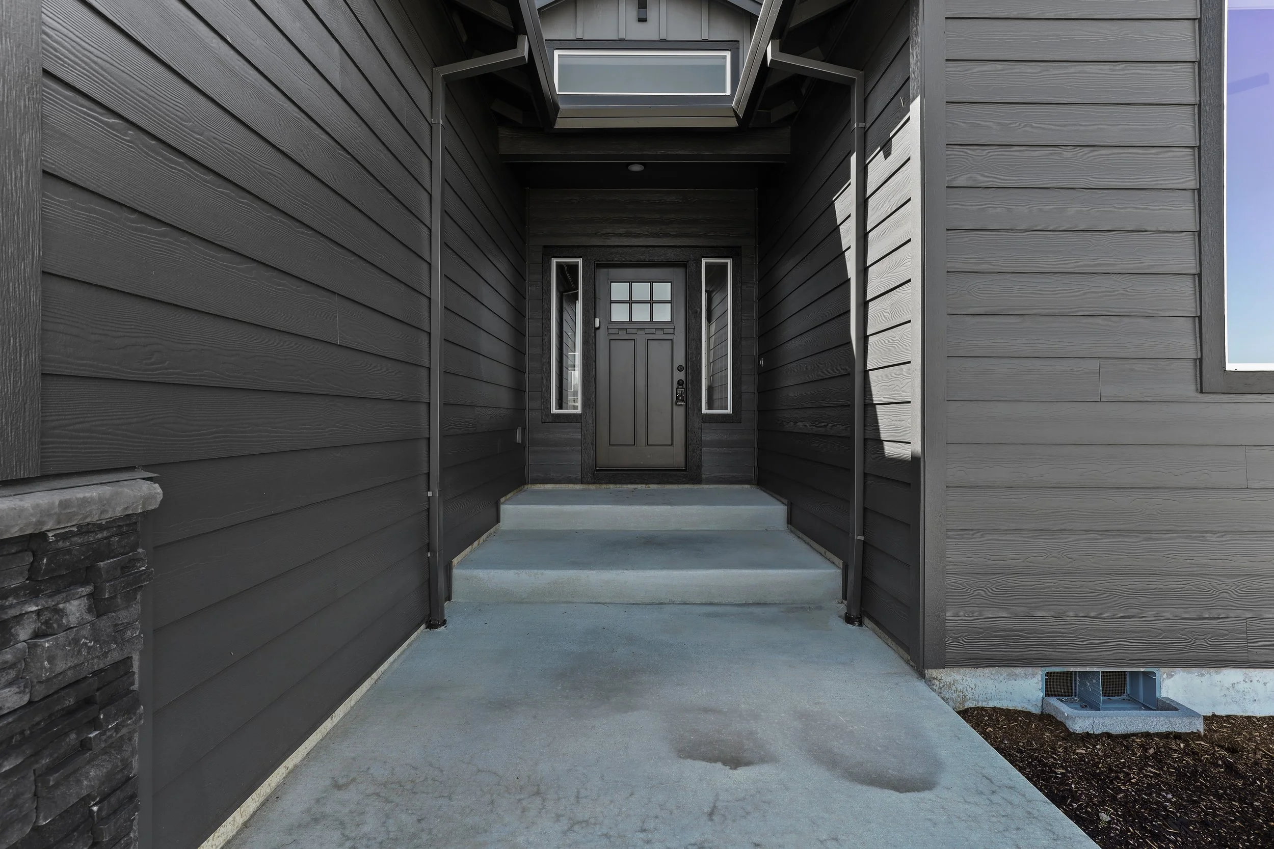 744 NE Trillium Dr-8.jpg