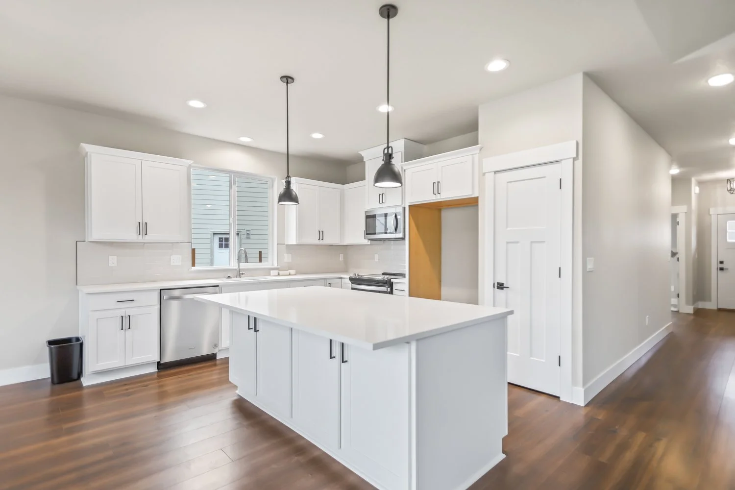 Kitchen Cabinets Mantra Hardwood, White, Countertop Dolce, Harware BP873128-900 Black.jpg