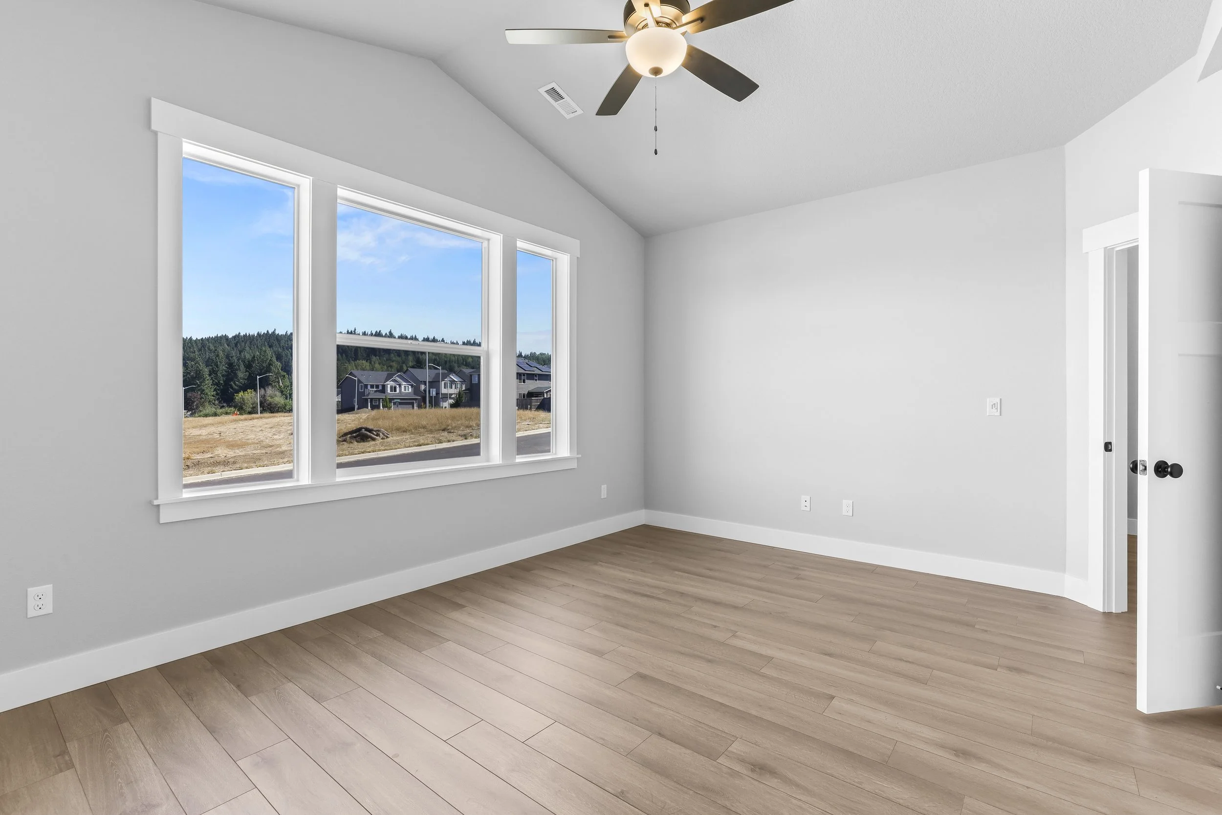 744 NE Trillium Dr-12.jpg