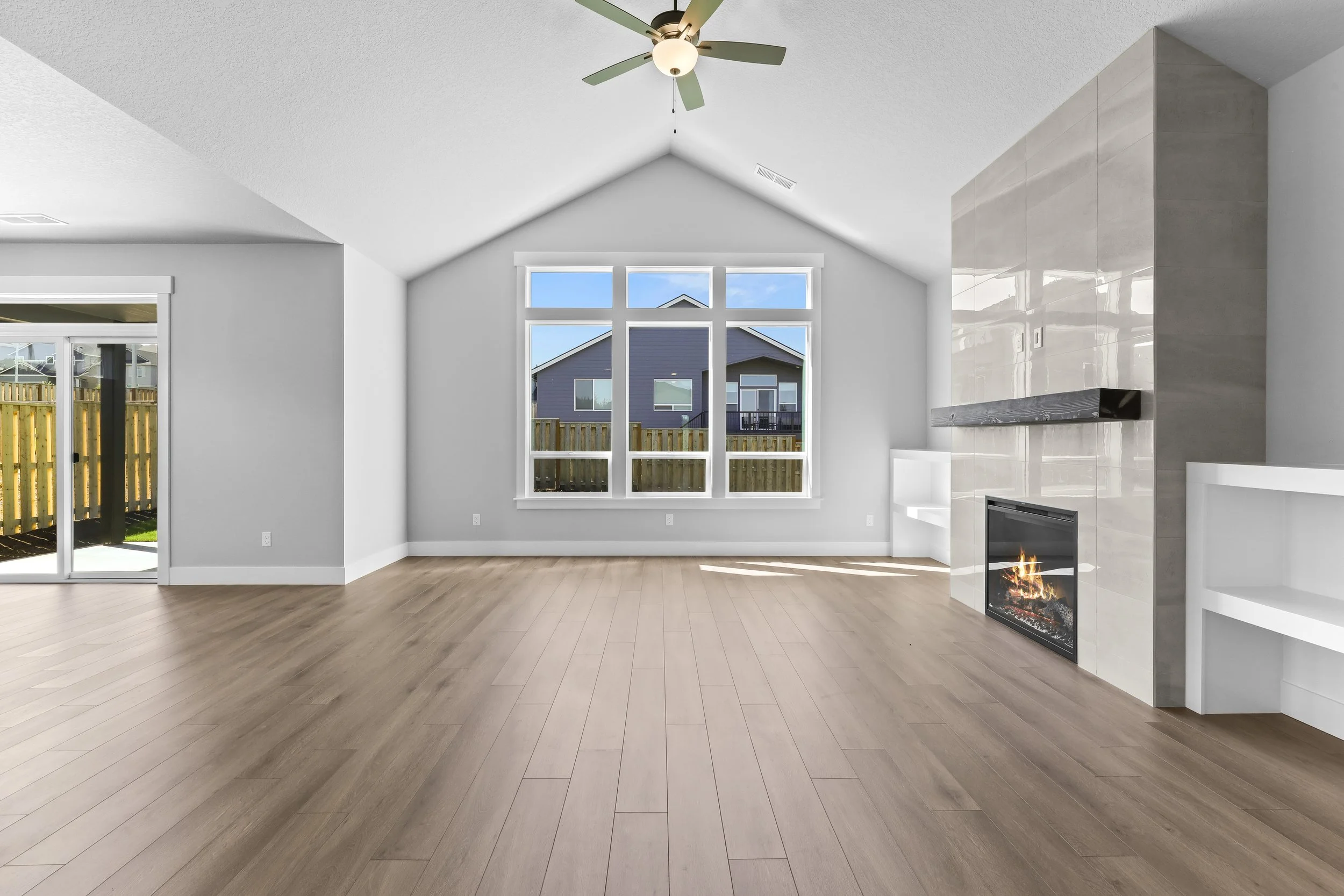 744 NE Trillium Dr-14.jpg