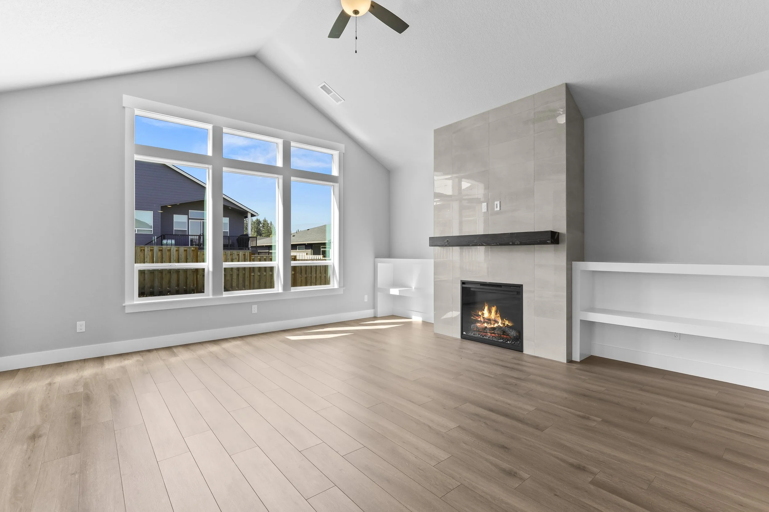 744 NE Trillium Dr-15.jpg