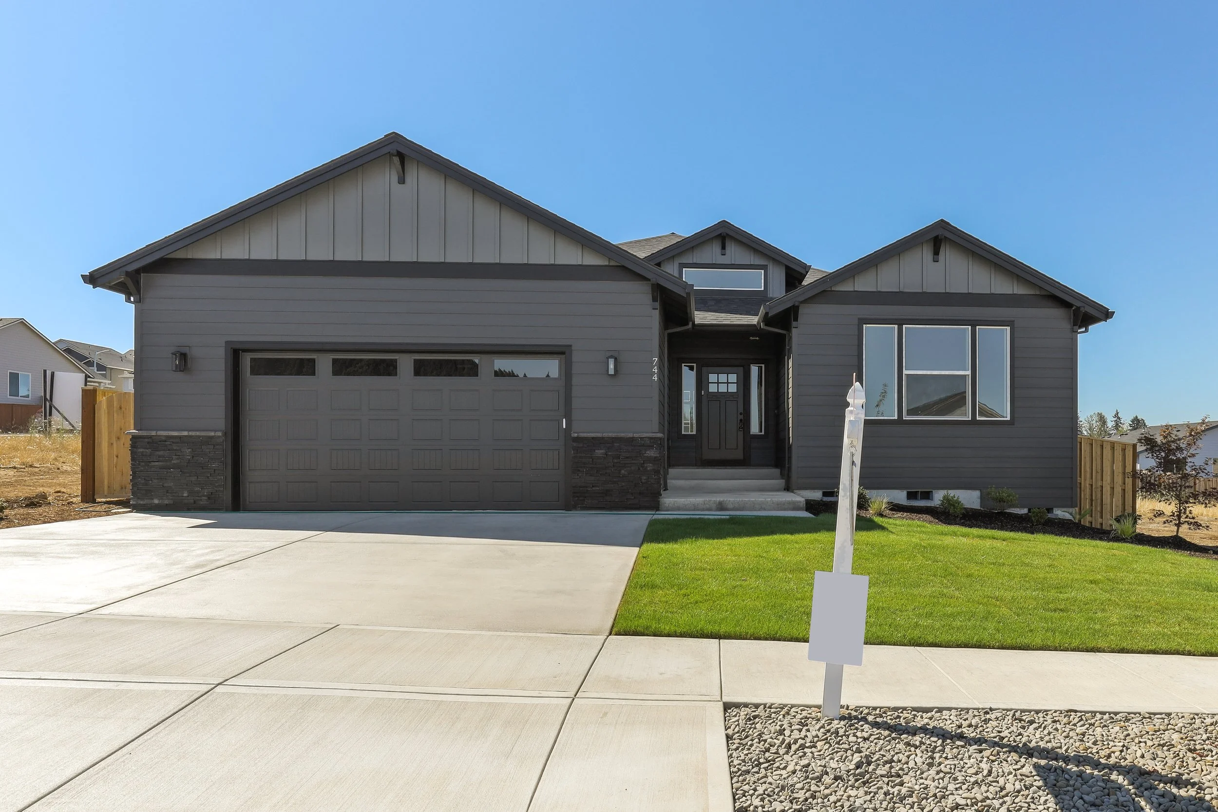 744 NE Trillium Dr-1.jpg