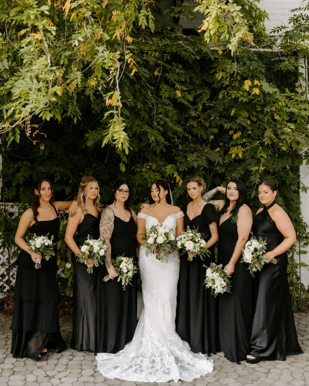 Will never not love a classic b&amp;w wedding color palette 🕊️

Photography: @stephpowellcreative
Planner: @eleventsweddings
Venue: @brickandiveyevents
Hair &amp; Makeup: @makeupbynicoleatl
Florist: @flowerjazz_by_anna