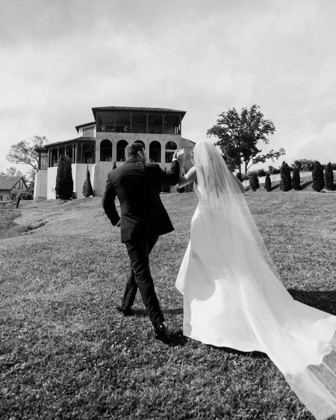 Blending my two favorite passions at @montalucewinery with C+W where beauty is met in a breathtaking outdoor ceremony overlooking the vineyards, and getting to see these two celebrate with all of their people 🍇

Photographer: @stephpowellcreative
BT