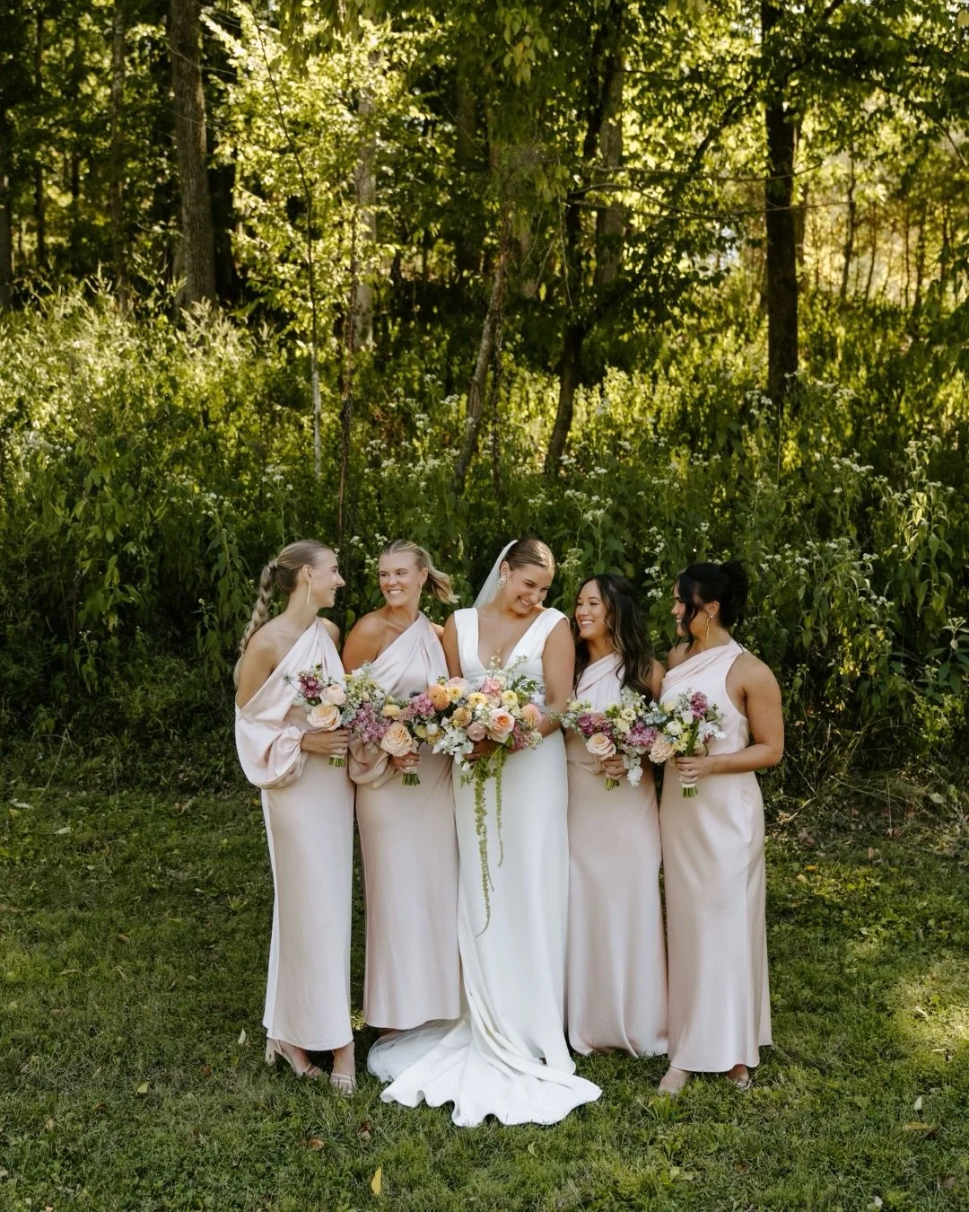 A floral appreciation post for @t.villagerdesigns &mdash; bright, vibrant summer florals to pair perfectly for this Nashville wedding with Cat and Andrew 💐

Photo: @stephpowellcreative
Planner: @lauriedeanneevents
Venue: @southalltn
Hair &amp; Makeu
