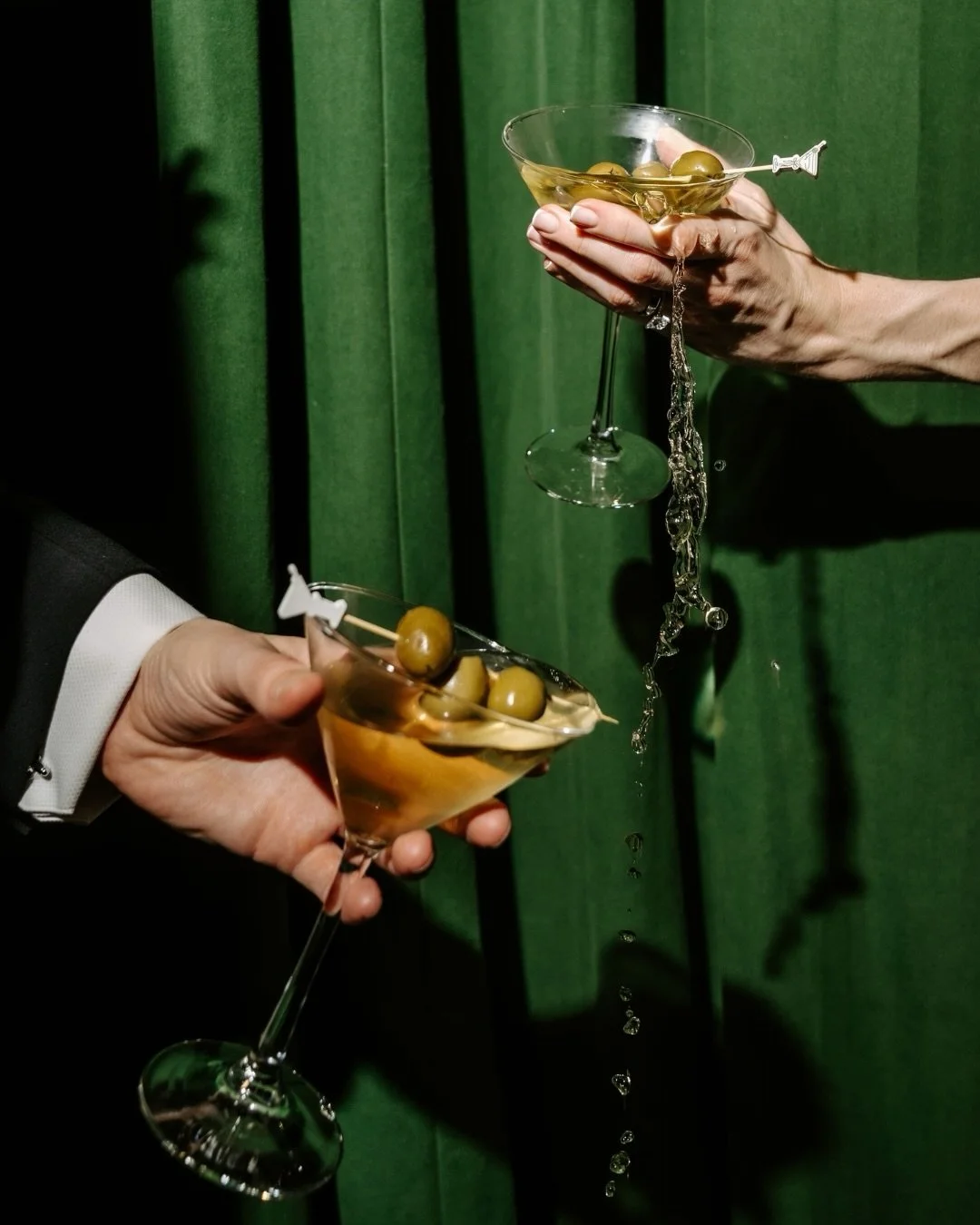 Came for the martini&rsquo;s 🍸&nbsp;

From NYC ✈️ to Nashville, Paige and Ciaran brought modern New York chic down South to beautiful Nashville, and it was every bit iconic. Every moment, from the burgundy and moss green tones to the floral arrangem