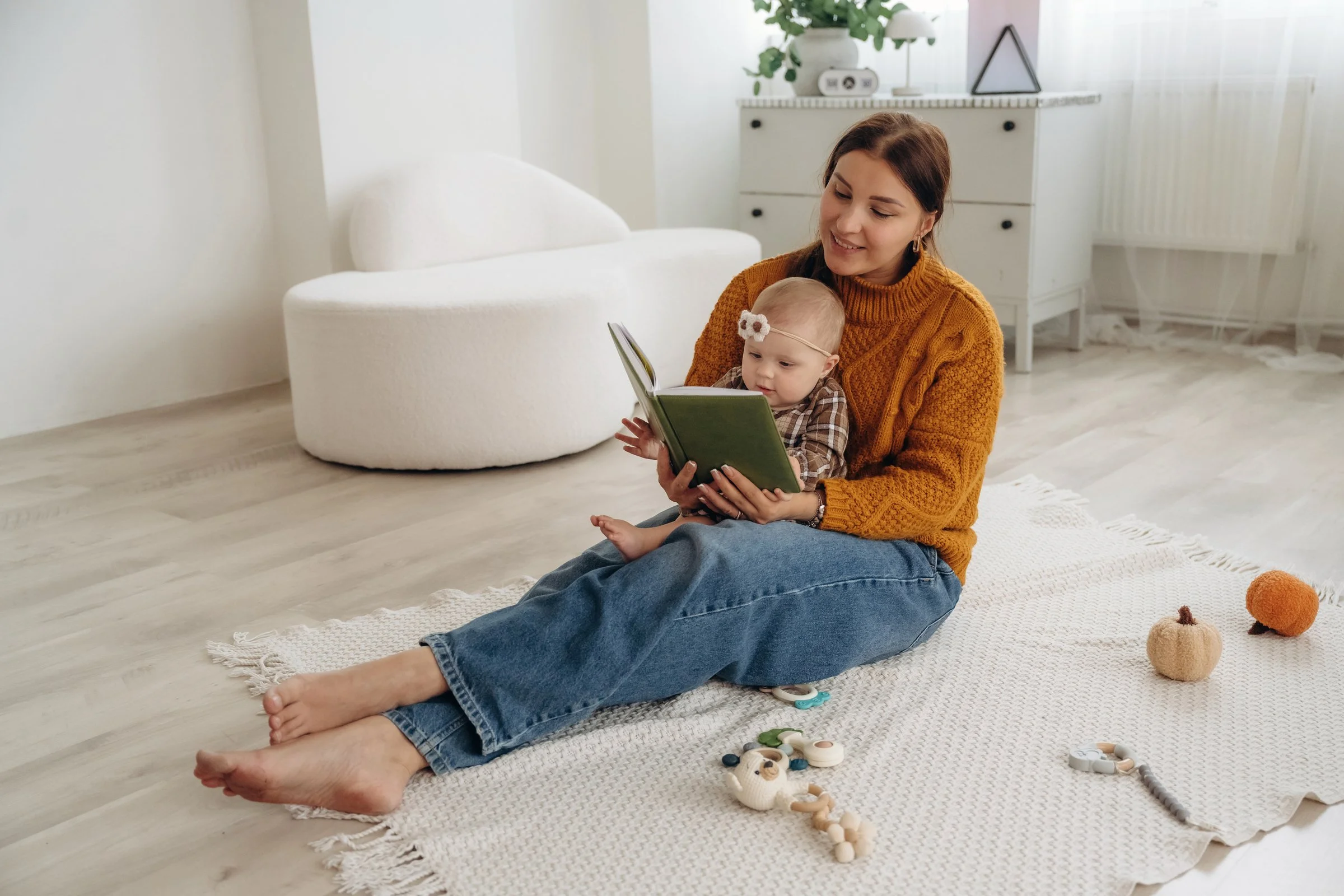 Professional nanny reading to a child in Cincinnati Ohio, demonstrating a great nanny-family match