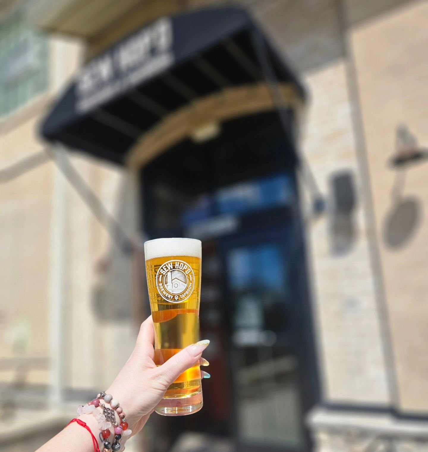 It's looking like we've got another GORGEOUS spring day on our hands, Sew Hop'd friends! Welcome to the perfect place for patio sitting and beer drinking! Nina and Madison are here today making all your favorite Sunday Funday drinks! They'll have Blo