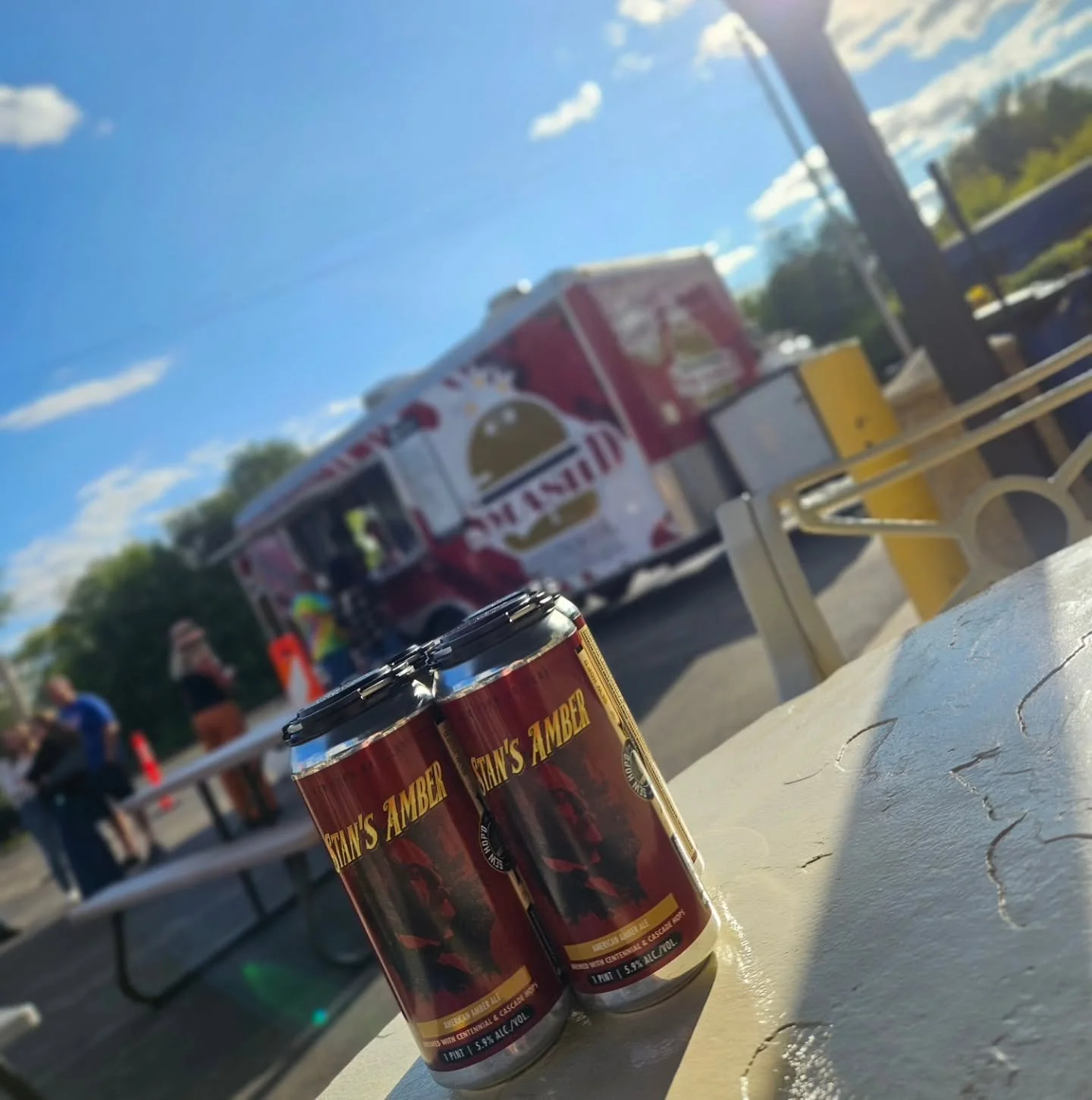 Friday plans = sunshine, cold craft brews, live tunes &amp; the BEST smashburgers around! 

Our friends from @smashdburgersandfries are pulling up 5&ndash;8 pm, fresh off an epic run in WGN&rsquo;s Chicago Area Best Burgers Tournament 🏆 They snagged