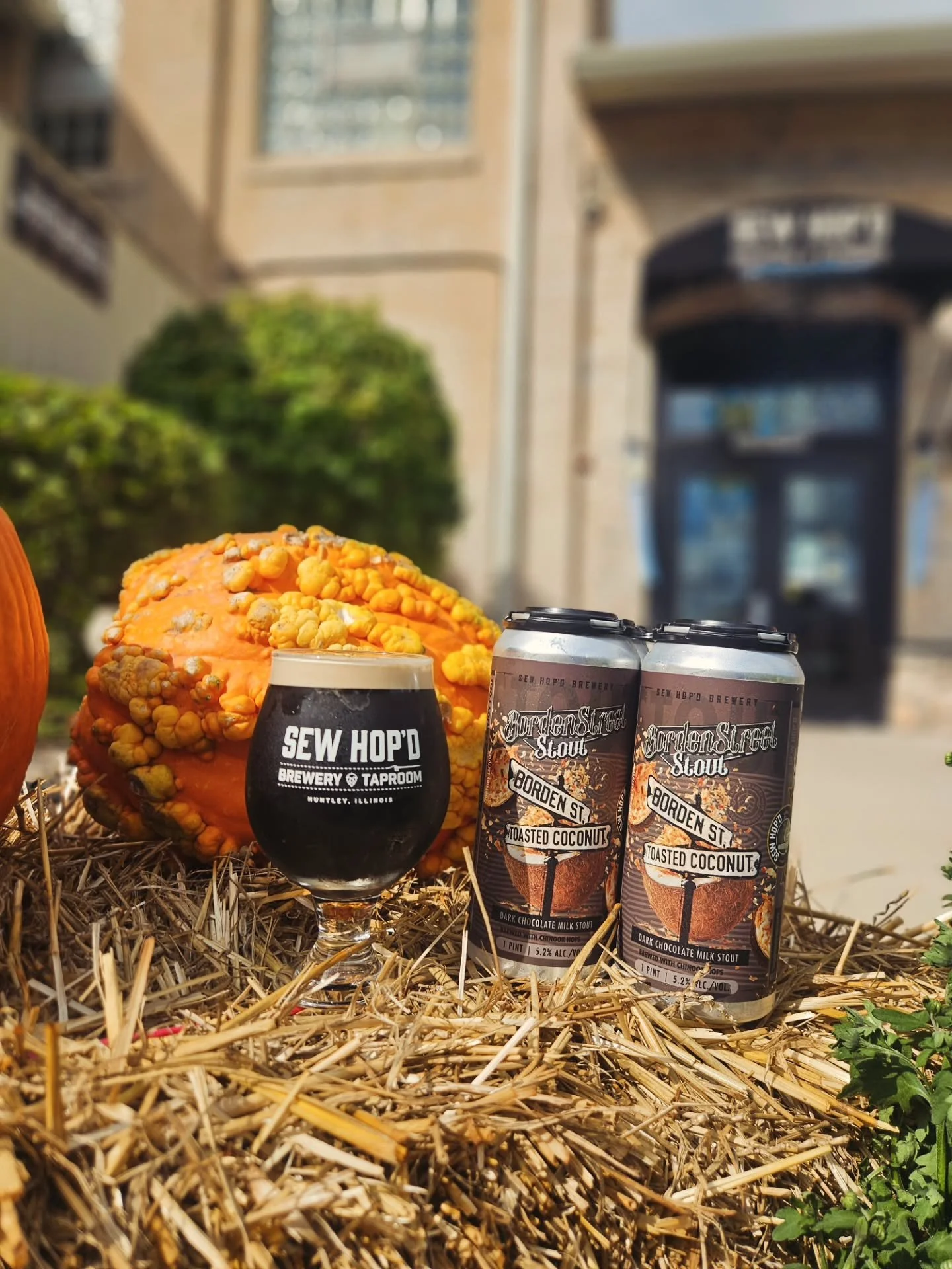 Sunshine + fresh brews + good eats = perfect fall Thursday! We&rsquo;re soaking up these gorgeous temps and cracking open something new &mdash; our Common Thread Saison is on tap and tasting so good! Pair it with a Philly cheesesteak and OMGARLIC Fri