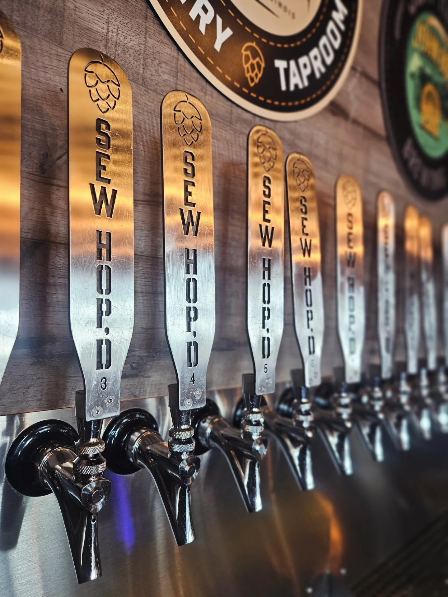 Midweek vibes hittin’ hard? We’ve got the cure. Come shake off those blues with a cold pint and some good company! 
🎨 Tonight we welcome back Abby from @makeyoubrush1 for Brews & Brushes — grab your gal pals or your Boo and ma