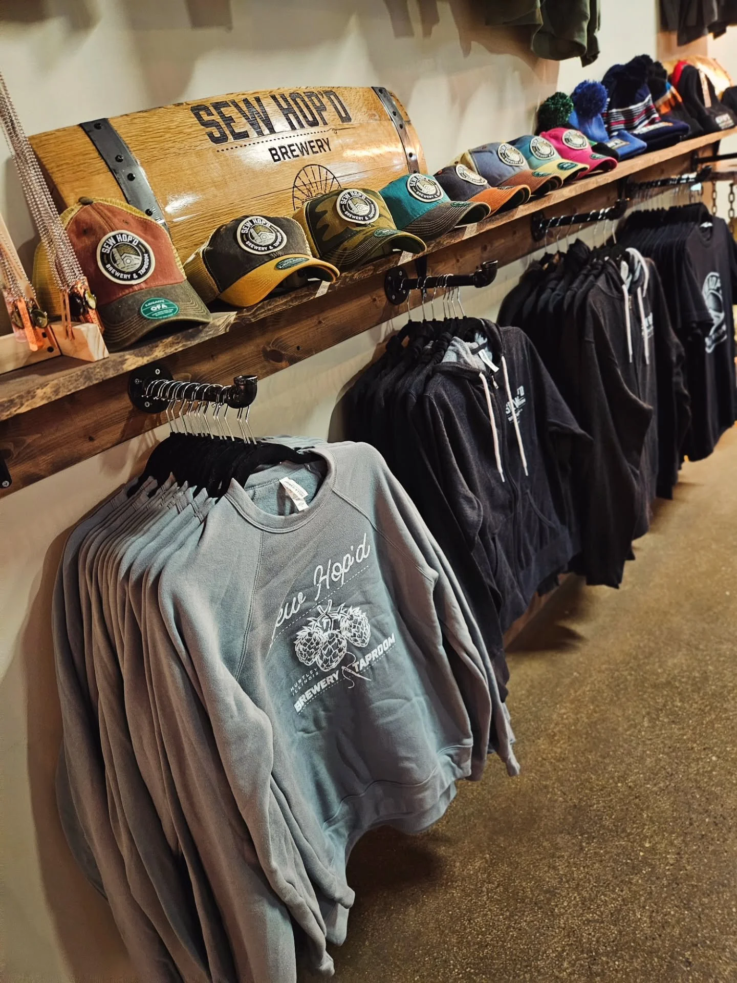 Those fall temps are HERE but the sun is shining bright over your favorite hometown brewery! Perfect excuse to cozy up with your favorite pint and hang for a bit. And while you're here...Peep the new merch...👀 just in time for hoodie season! @waffad