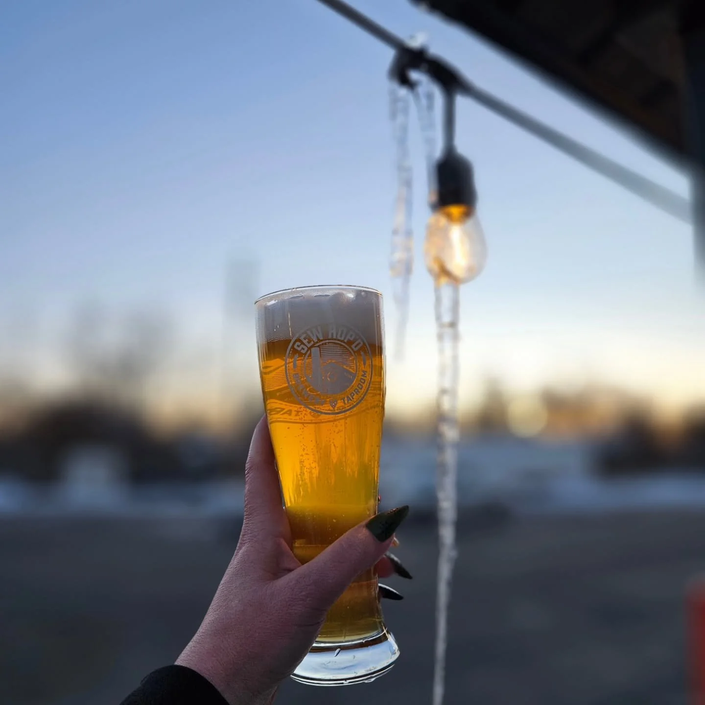 Happy Friday, Sew Hop&rsquo;d fam! 🍻
We made it to the weekend and we&rsquo;ve got all the good stuff lined up. Tonight, @smashdburgersandfries rolls in from 5&ndash;8 pm with those irresistible smashburgers and crispy rosemary fries &mdash; the per