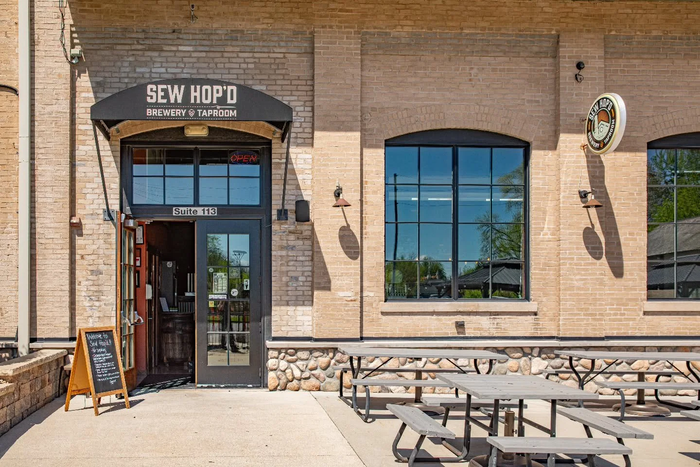 SATURDAY. SUNSHINE. PATIO PINTS.
We&rsquo;ve got all the ingredients for a top-tier day at your favorite hometown brewery &mdash; 

🍕 @chucks_wood_fired_pizza firing things up outside from 5&ndash;8 pm.
🎶 Live music from the Harry Hmura Trio from 6