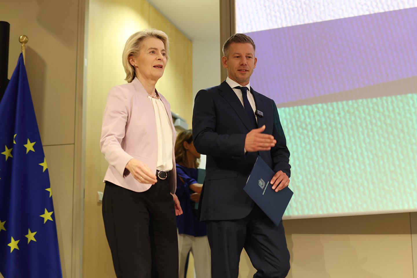 Magyar Péter brüsszeli paktuma: a nagy politikai prosti-show, ahol mindenki nyer, csak a magyar adófizető nem (Demokrata)
