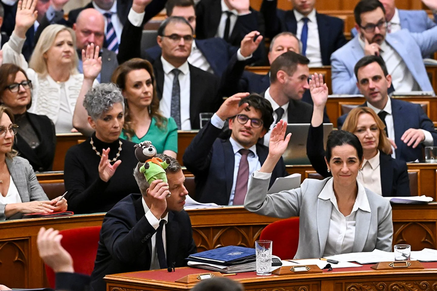 A parlamenti kisisten, a Fletcher-diplomás kisleány és a magyar morális cirkusz (Demokrata)