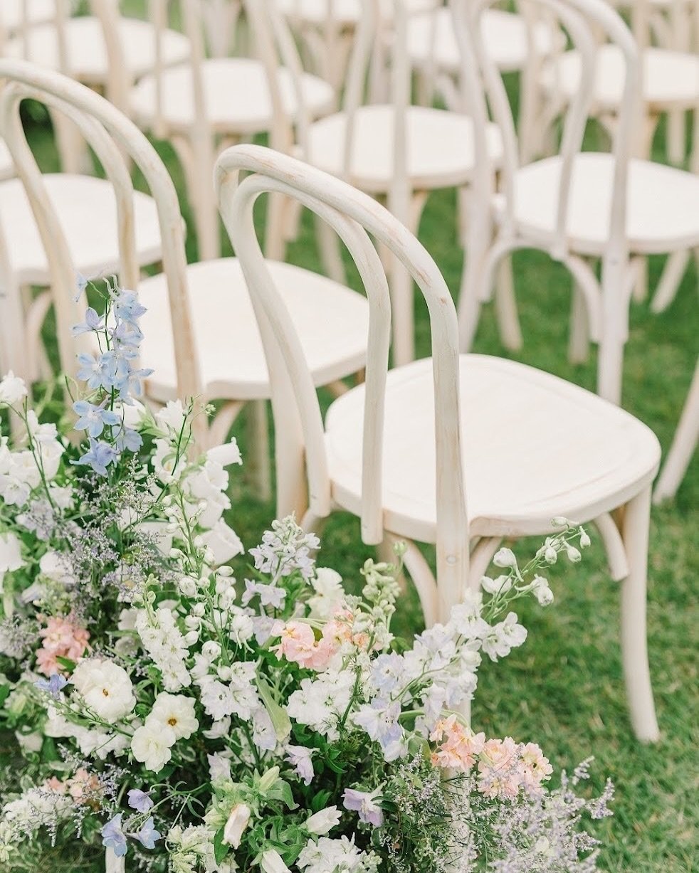 details from Tate + Nick&rsquo;s flower filled ceremony! we had so many locally grown flowers in these meadows that it&rsquo;s hard not to love them!! 🌿✨
⠀⠀⠀⠀⠀⠀⠀⠀⠀
⠀⠀⠀⠀⠀⠀⠀⠀⠀
⠀⠀⠀⠀⠀⠀⠀⠀⠀
bride @tate_leach
photo @edeninglephoto
venue @cheekwoodweddings
