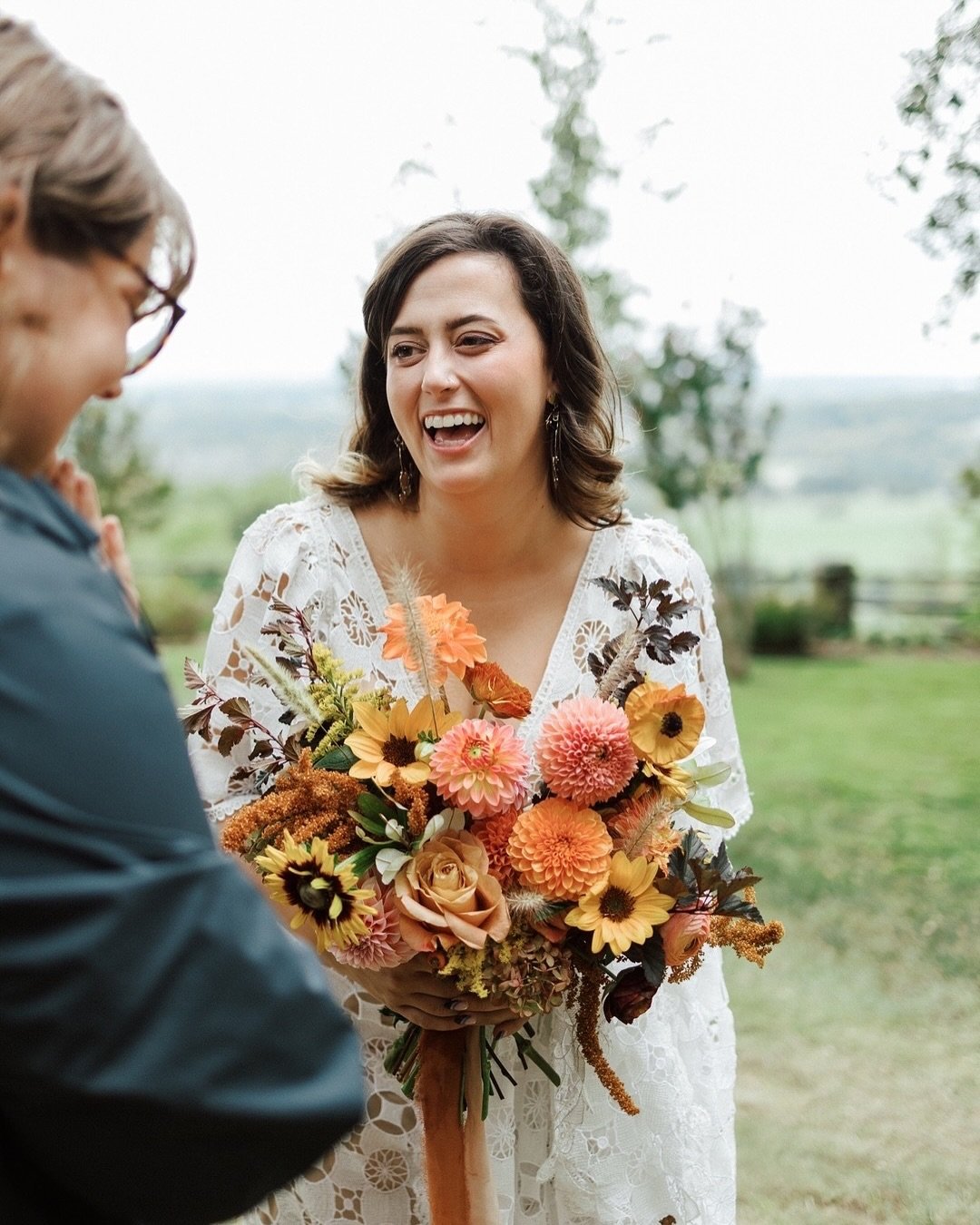 such a sweet moment giving abby her bridal bouquet!

ps abby just opened the cutest store in cookeville and you should absolutely follow her @edisonhills 🫶🏻🫶🏻

photos @septembercompany 
bride @abbyweeden