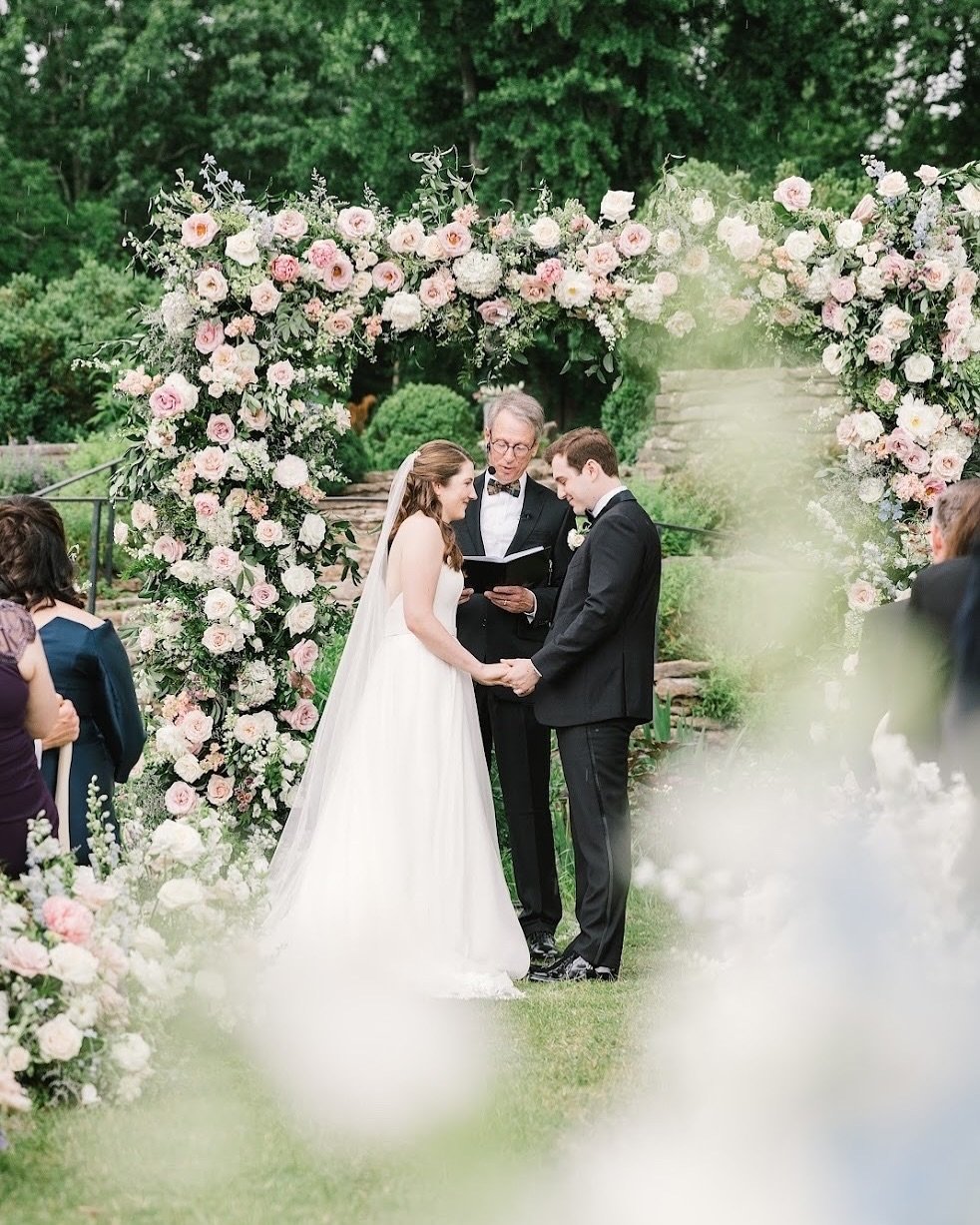 still swooning over Tate &amp; Nick&rsquo;s garden ceremony ✨✨

bride @tate_leach
photo @edeninglephoto
venue @cheekwoodweddings
florals @imogenfloraldesign
planning @ebjandcompany
candles @featherandoak

#NashvilleWeddingFlorist #NashvilleWedding #N