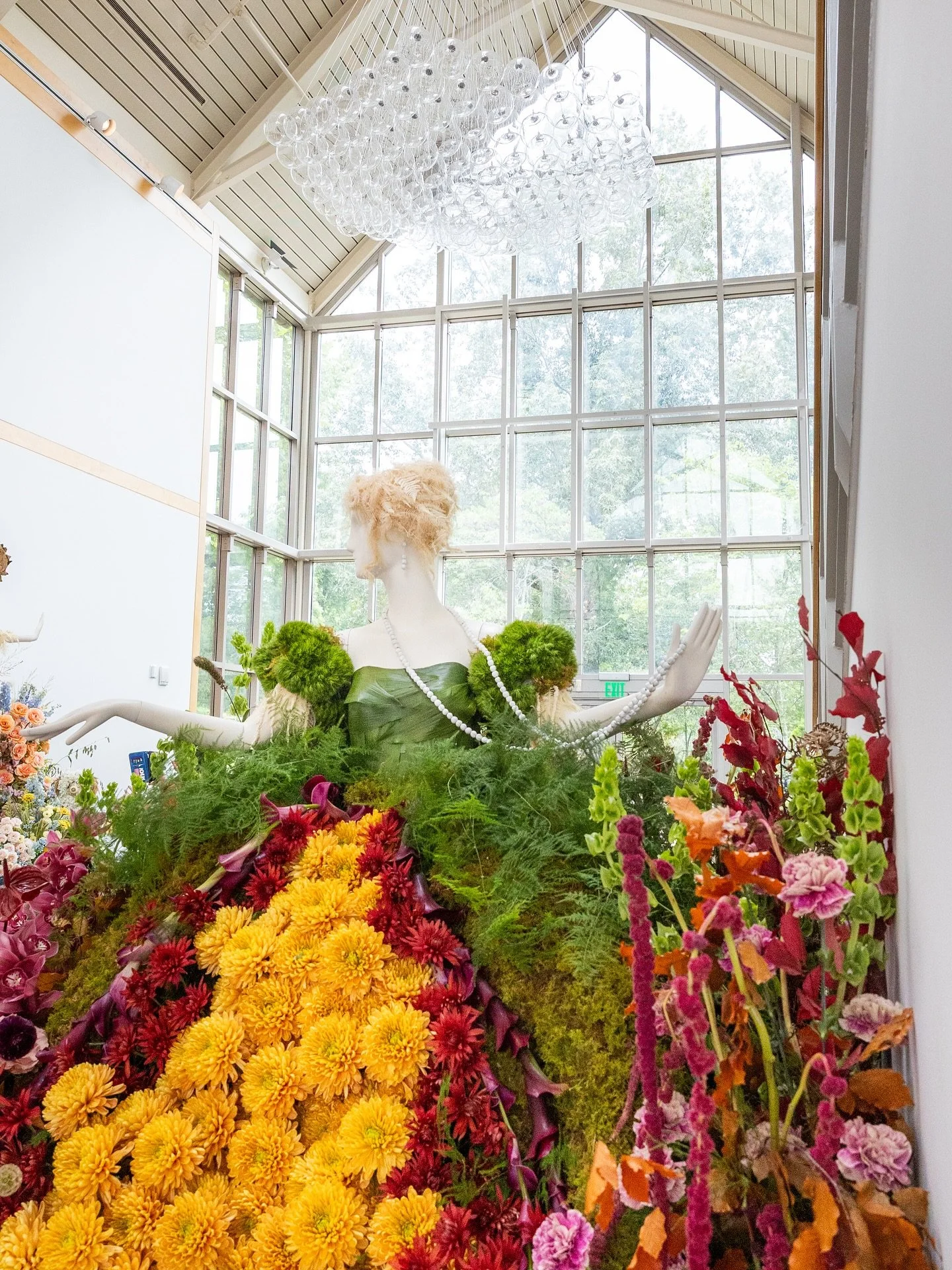 What an honor it was to be a part of @fleursdevilles at Cheekwood this week! We were assigned a portrait of Elizabeth Albright to recreate(see second slide) using a mix of fresh and dried florals! She will be in the Frist Learning center all week! 

