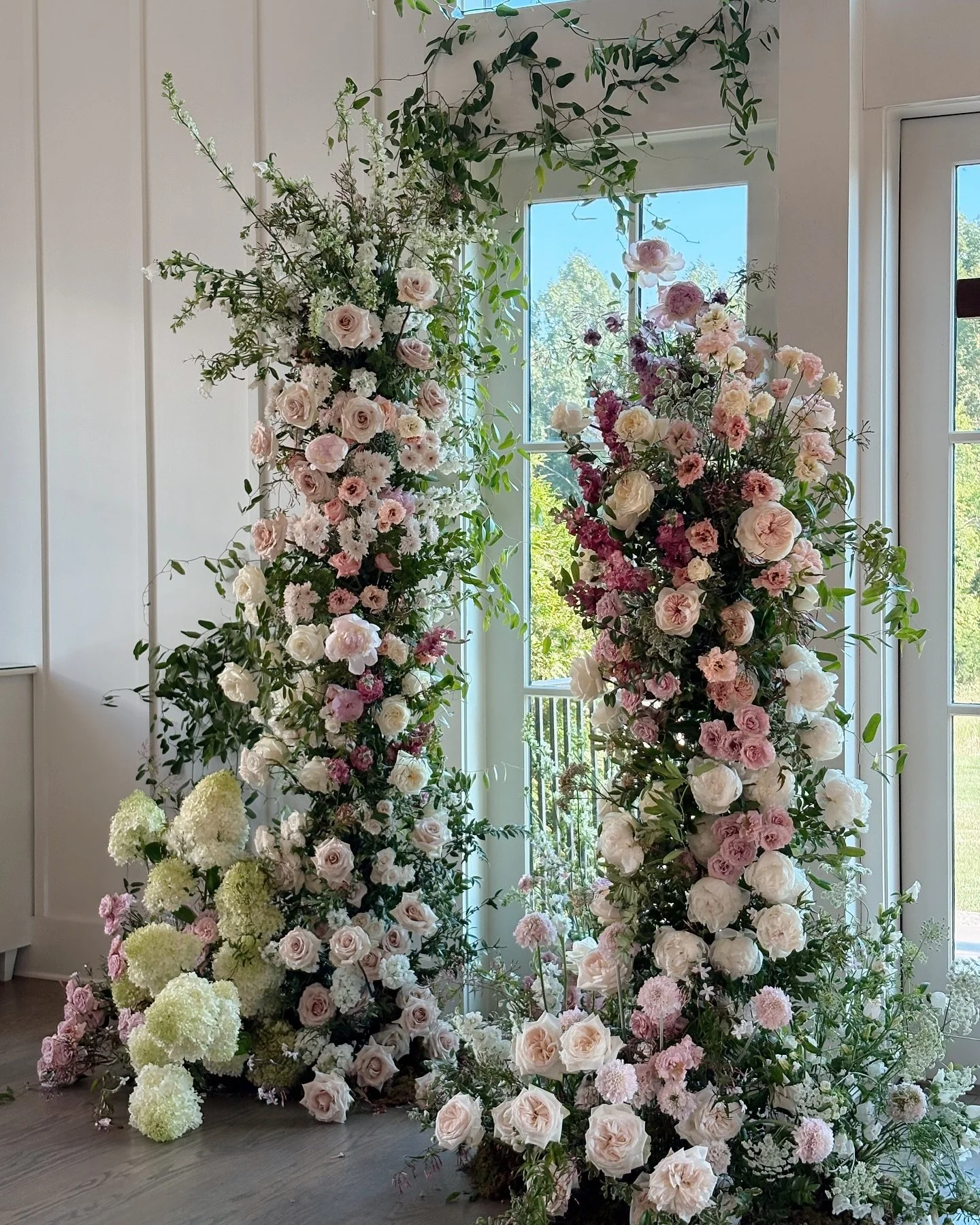 details from Cara &amp; Michael&rsquo;s ceremony backdrop 🫶🏻🌸🦢✨

planning: @ebjandcompany @presley_sadler