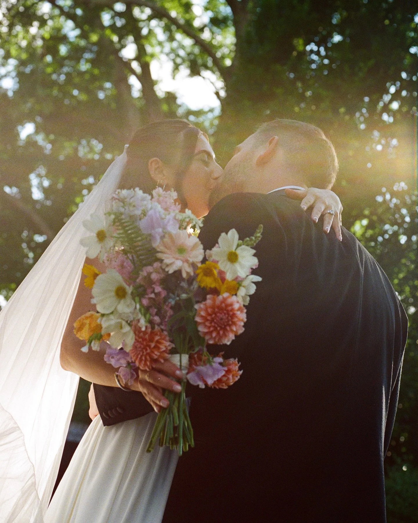 some cutie pics from Blair &amp; Joe&rsquo;s wedding ✨🌸

photos - @fieldsandfrecklesphotography 
planning - @southernsparkleweddings