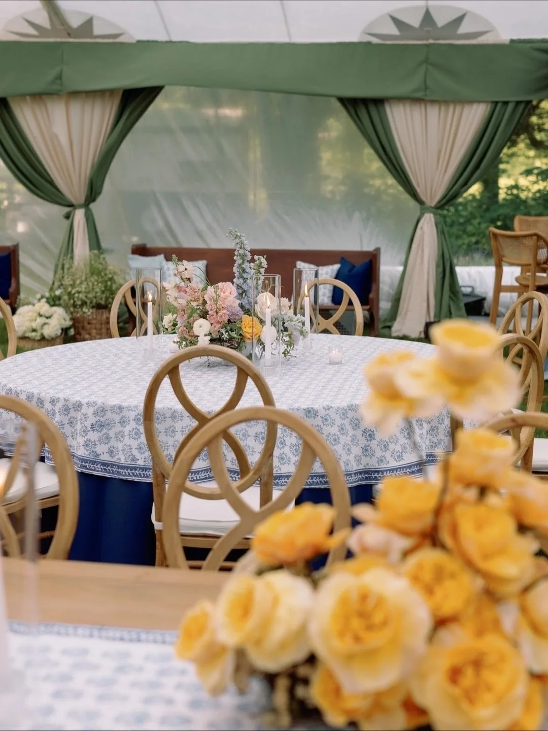 cutie details from Katelyn and Phillip&rsquo;s reception! ✨🌸🌿🦋

photos by @erinfoxphoto 
planning by @ebjandcompany

#nashvilleweddingflorist
#nashvilleweddings
#floralcenterpieces
#monochromeflowers