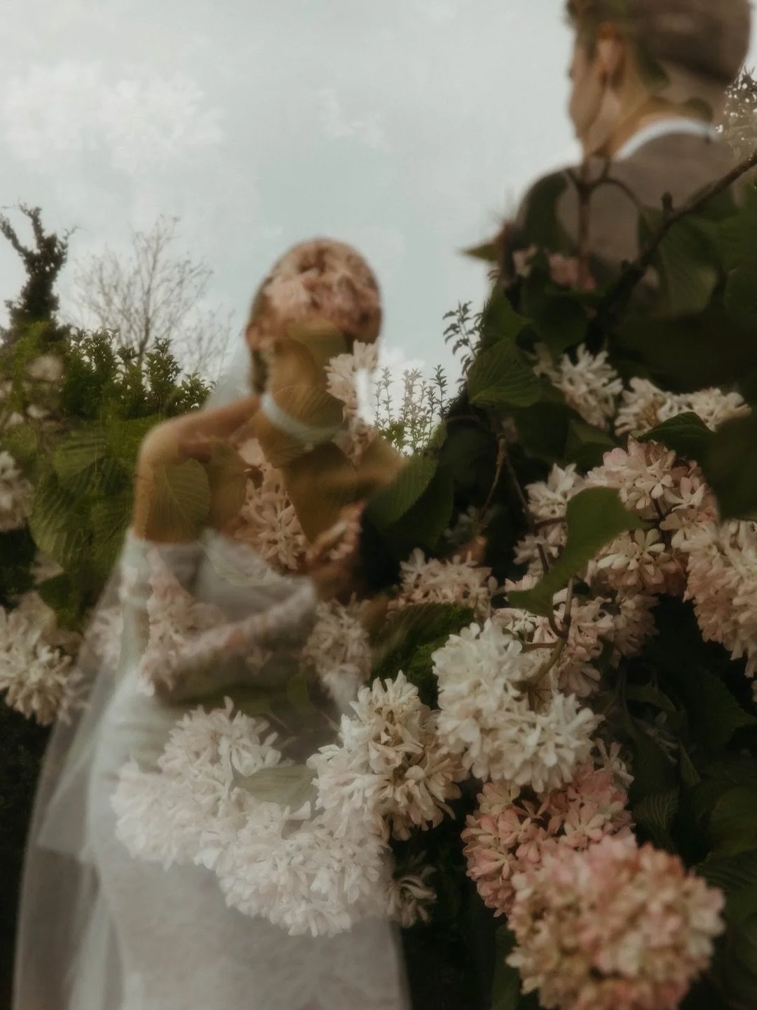 absolutely stunning details of Molly and Evan&rsquo;s ceremony florals! 

photo @terenkrevino 
planning @ebjandcompany 

🫶🏻
