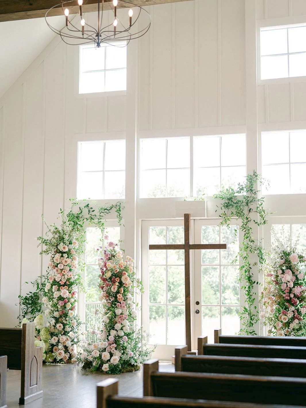 So excited to share details of Cara and Michael&rsquo;s ceremony install 🥲🥲

Photos by @kera_photography 
Venue @birchwoodtn
Video @marvelouslightmedia
Planning &amp; Design @ebjandcompany
Florals @imogenfloraldesign
Rentals @curatedeventsnashville