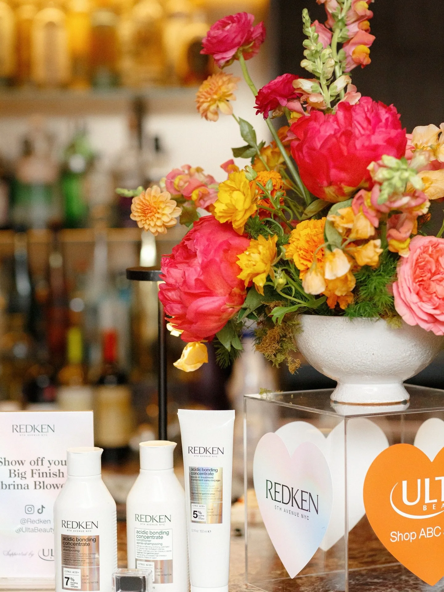 loved getting to do these flowers when @sabrinacarpenter was in town this past november! and how fun when my girl @abbyweeden ended up being the photographer for this event?! 💗🧡