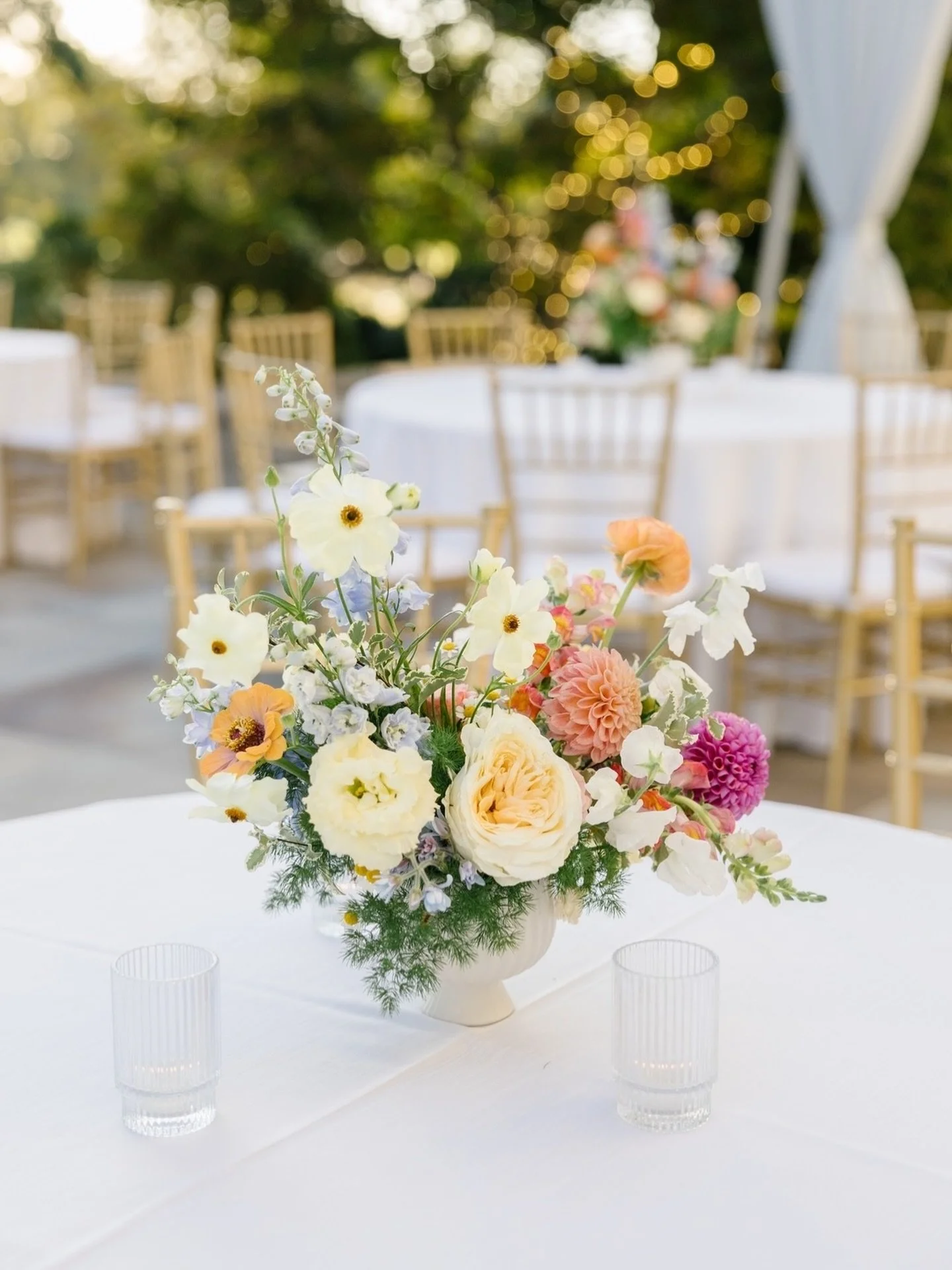 spending today cleaning the house and placing spring flower orders because wedding season starts next week!!!!!! 🐝🌿🫶🏻✨

planning: @dedescheibeevents 
photo: @feitenphotography