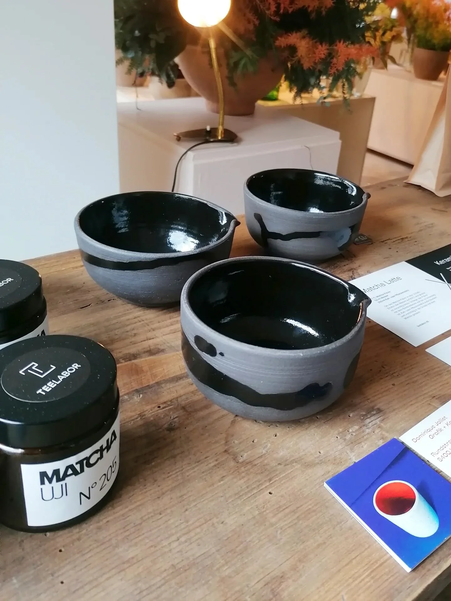 Handgedrehte Matcha-Bowls aus schwarzem Steinzeug 🍵 Innen glasiert, aussen roh. Erh&auml;ltlich bei @teelabor oder @arsmea_giannastefanini

#ceramics #matcha #design #wheelthrown #matchauji