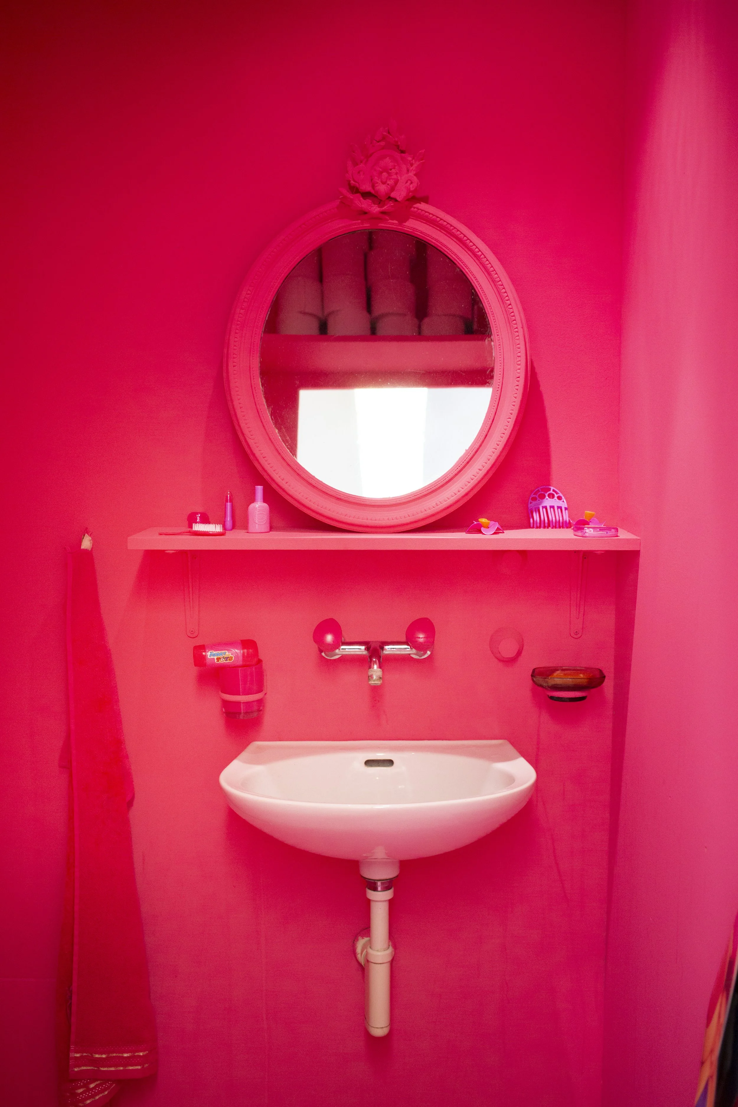 dominique-jolliet-kiosk-treff-toess-pink.jpg