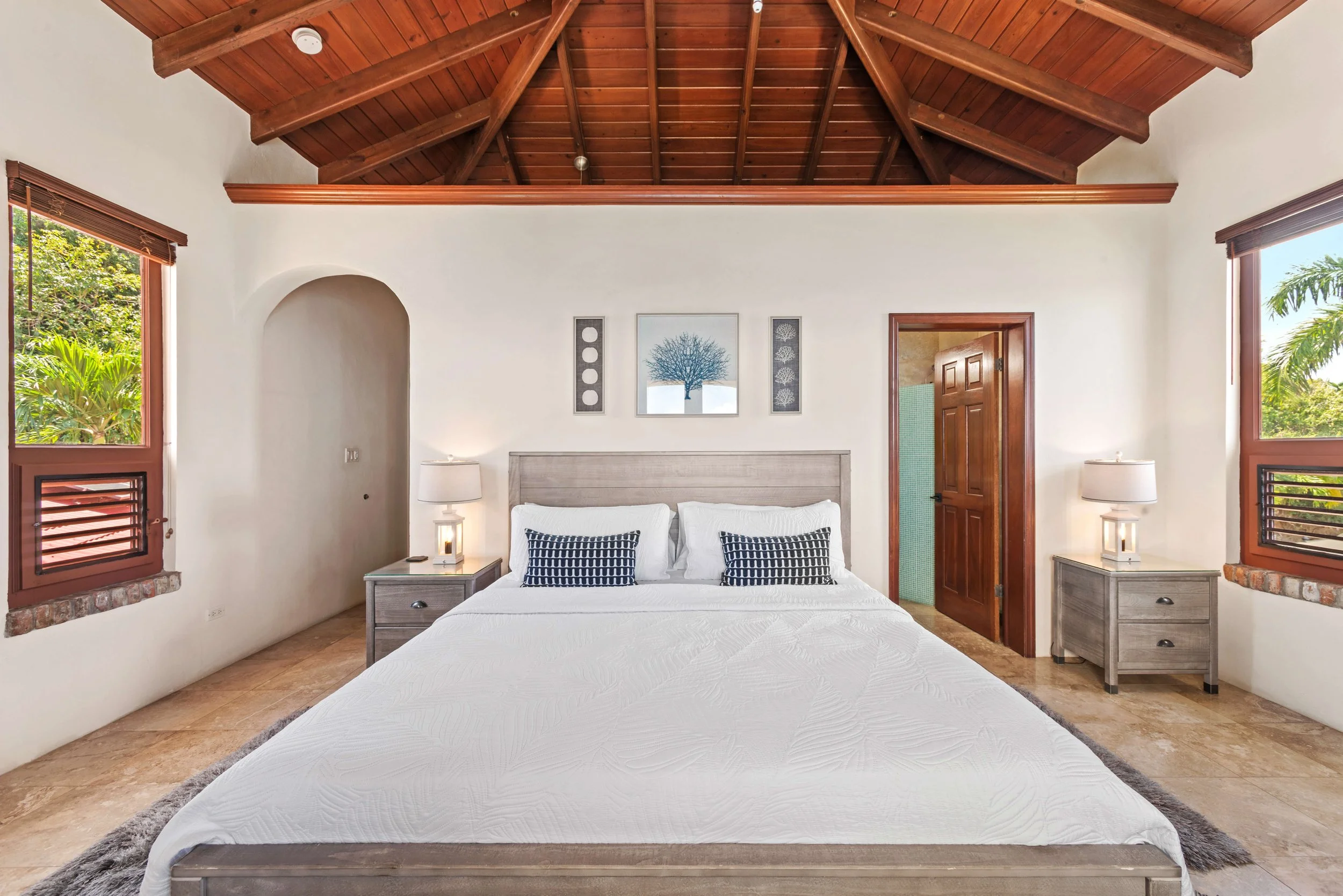 A King suite with en suite bath.....welcome to your island escape. 