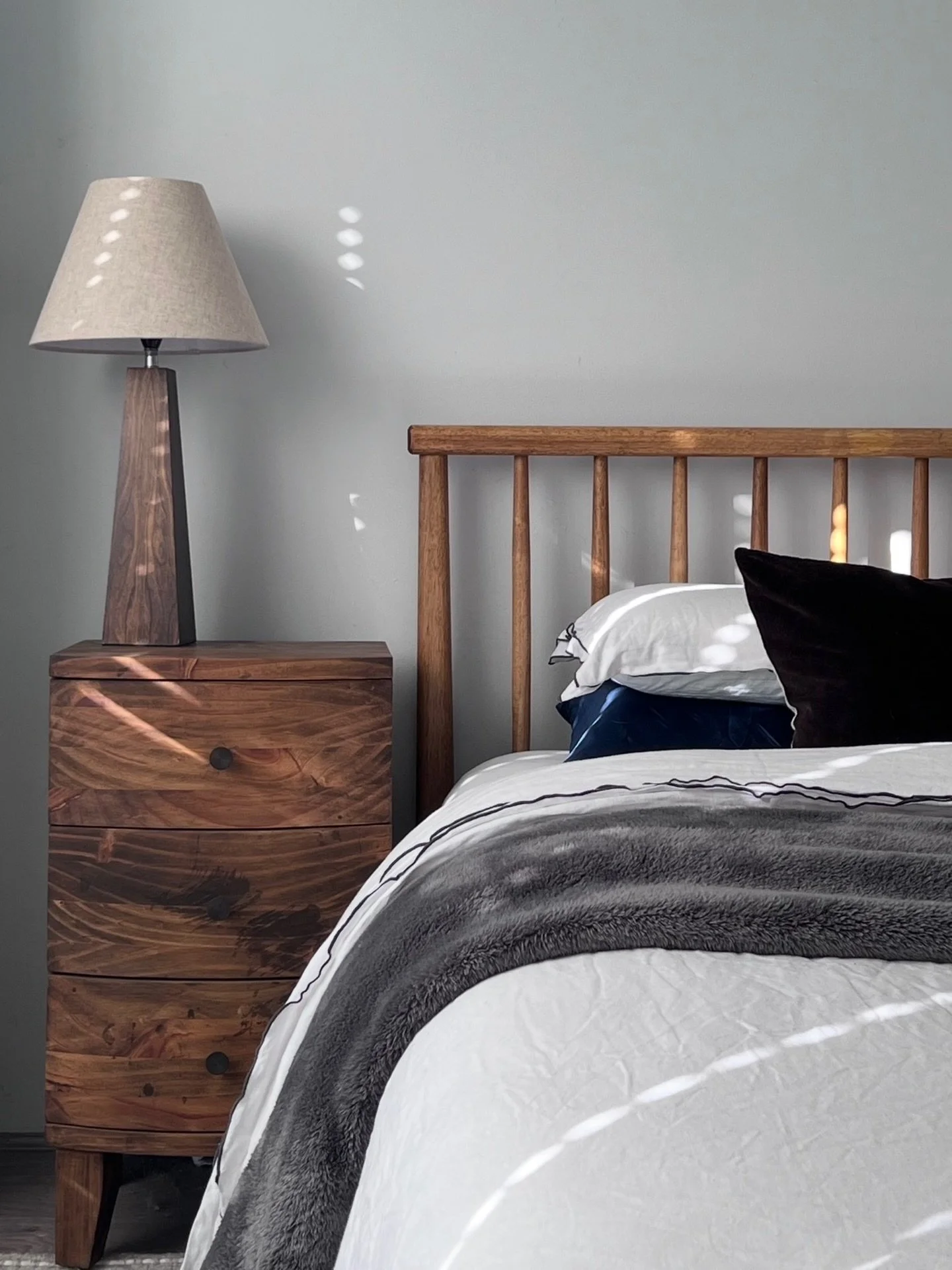 A moody palette doesn&rsquo;t have to feel heavy.

With soft bedding, warm timber, and a bit of afternoon light, it can still feel calm and easy.

.

.

.

#perthinteriordesign #perthdesigner #perthhomes #perthinteriors #australianinteriors
