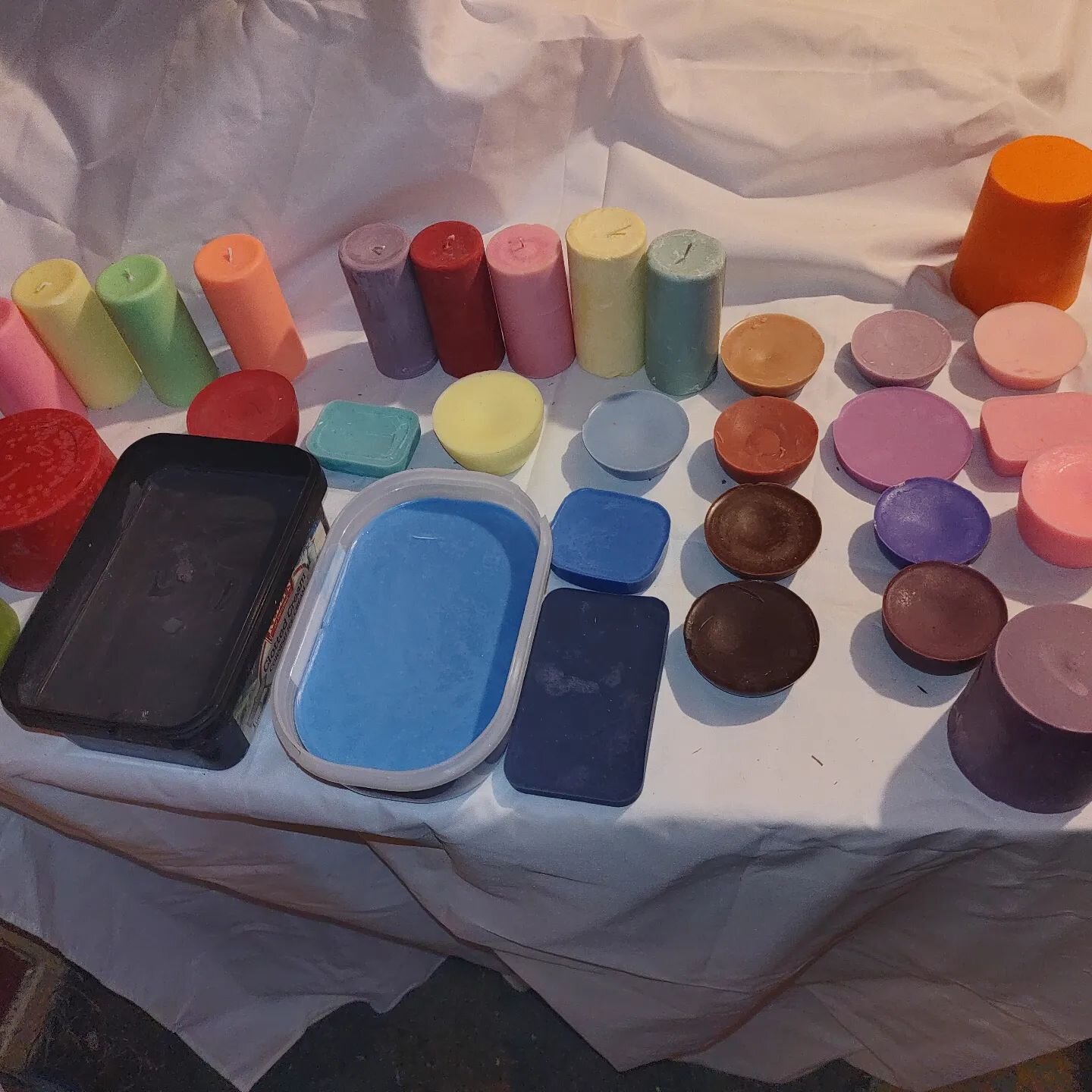 Waxplay candles and colour samples.
Safe soy wax and dyes, I will not use paraffin wax as some popular suppliers do as it burns at a higher temperature.
the candles are 2&quot; wide and 5&quot; tall.

I'm generally able to make 3 shades of each colou