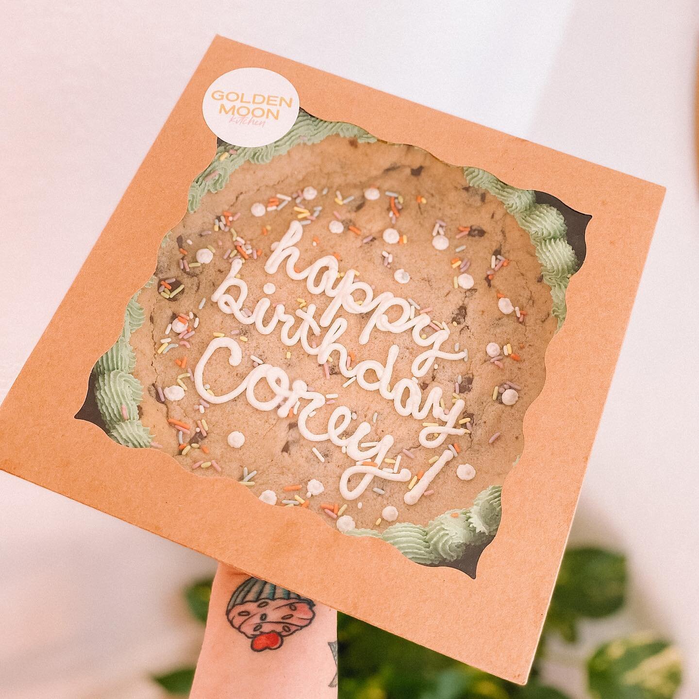 At our pop ups, the mini cookie cake tins are allllways selling out 🍪🍰🌟 Thicc cookie with a soft center &amp; a crispy crust! What&rsquo;s not to love?

Did you know we have whole 10&rdquo; cookie cakes available for order?! You can customize your