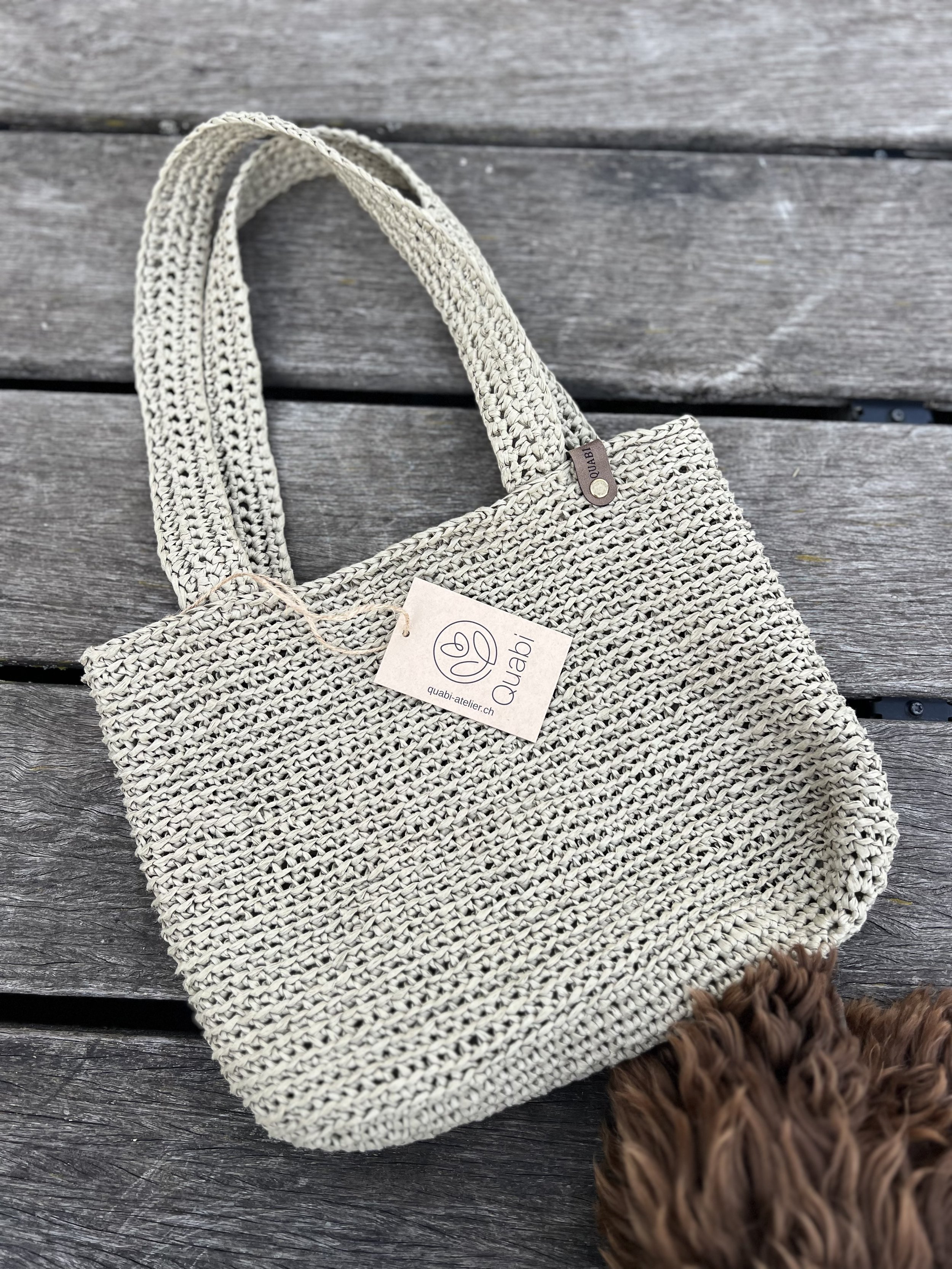 HELLGRÜNE HÄKELTASCHE AUS BAST.
