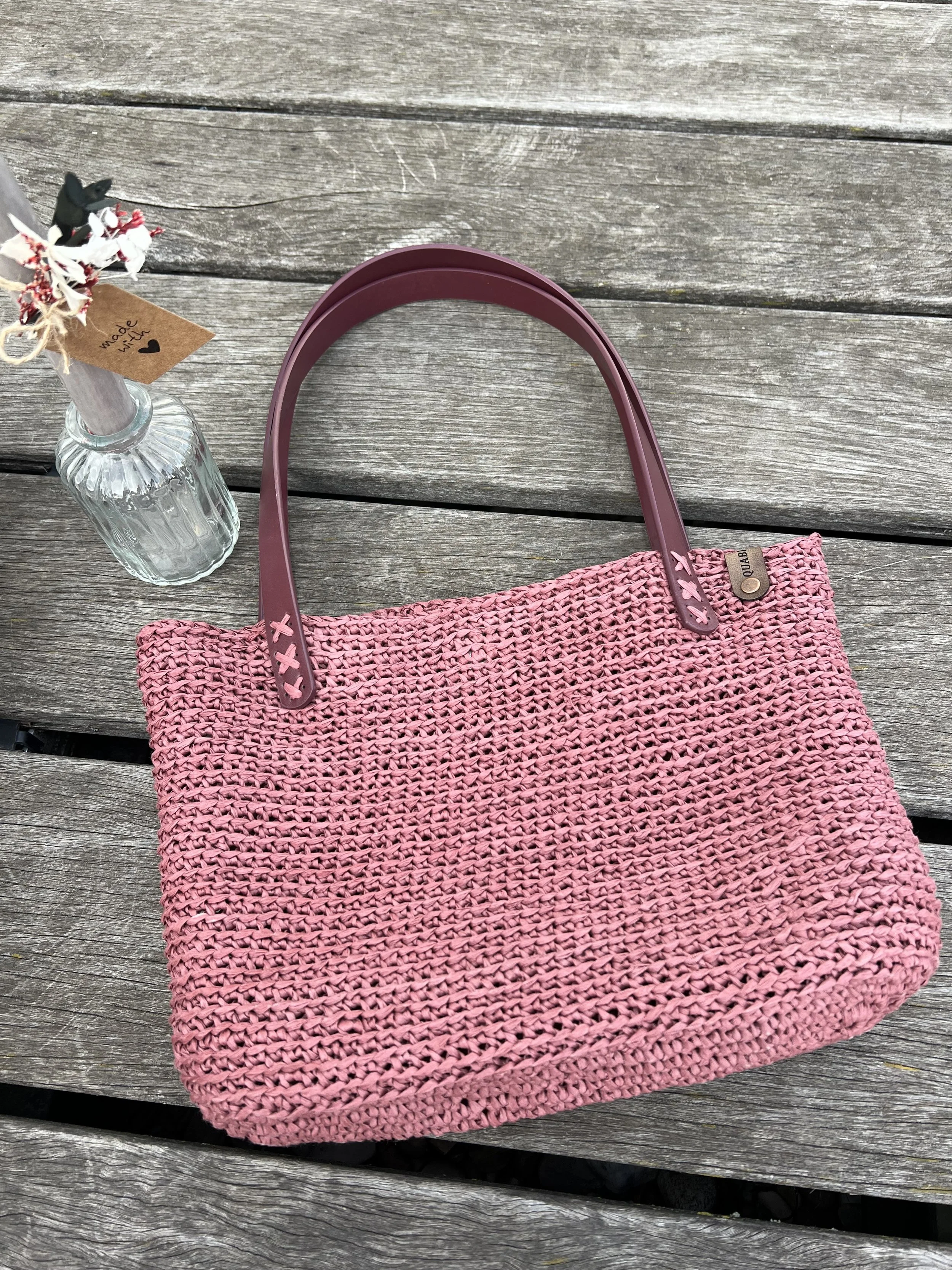 RÖTLICHE HÄKELTASCHE AUS BAST.