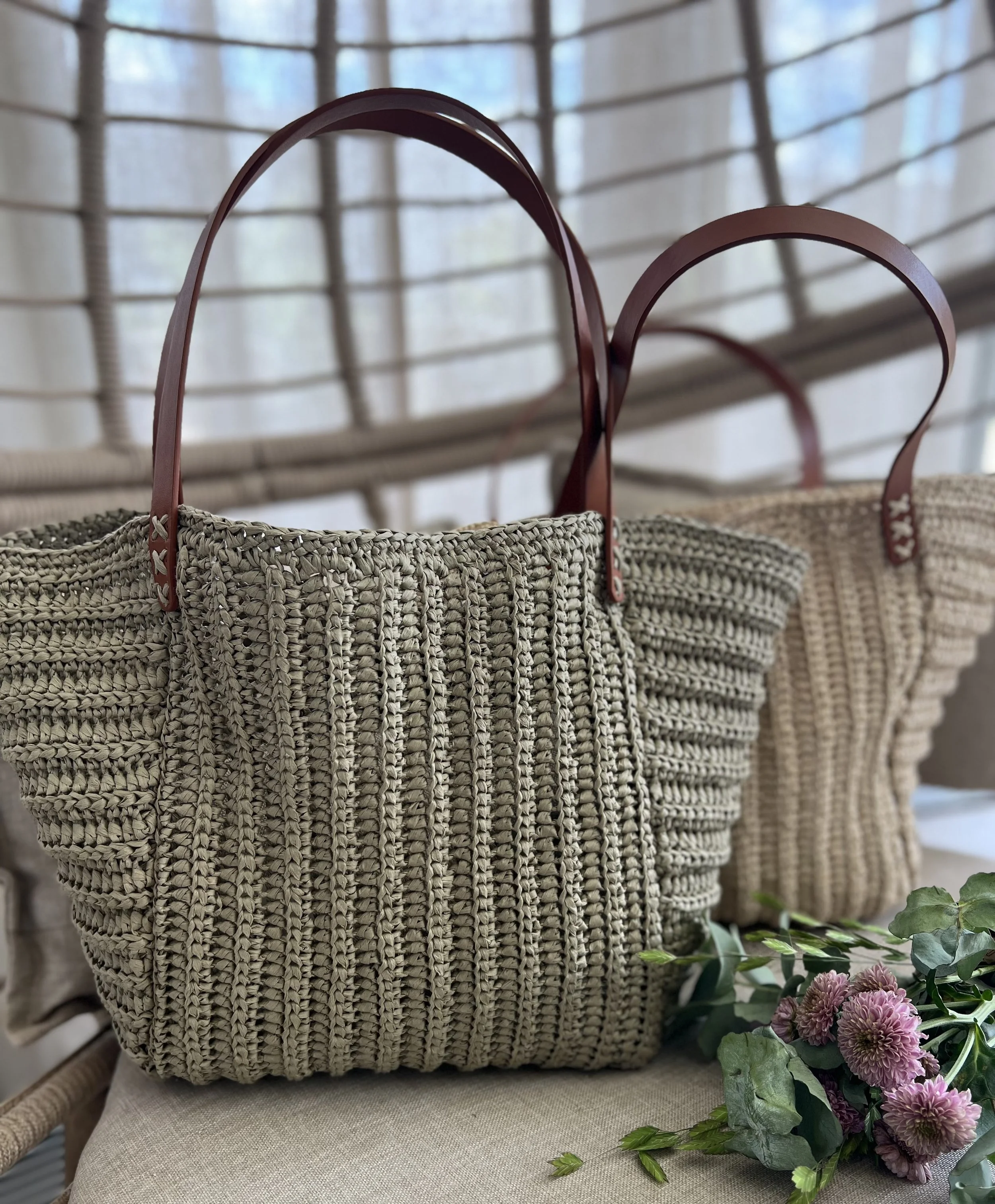 HELLGRÜNE HÄKELTASCHE AUS BAST / RAFFIAYARN