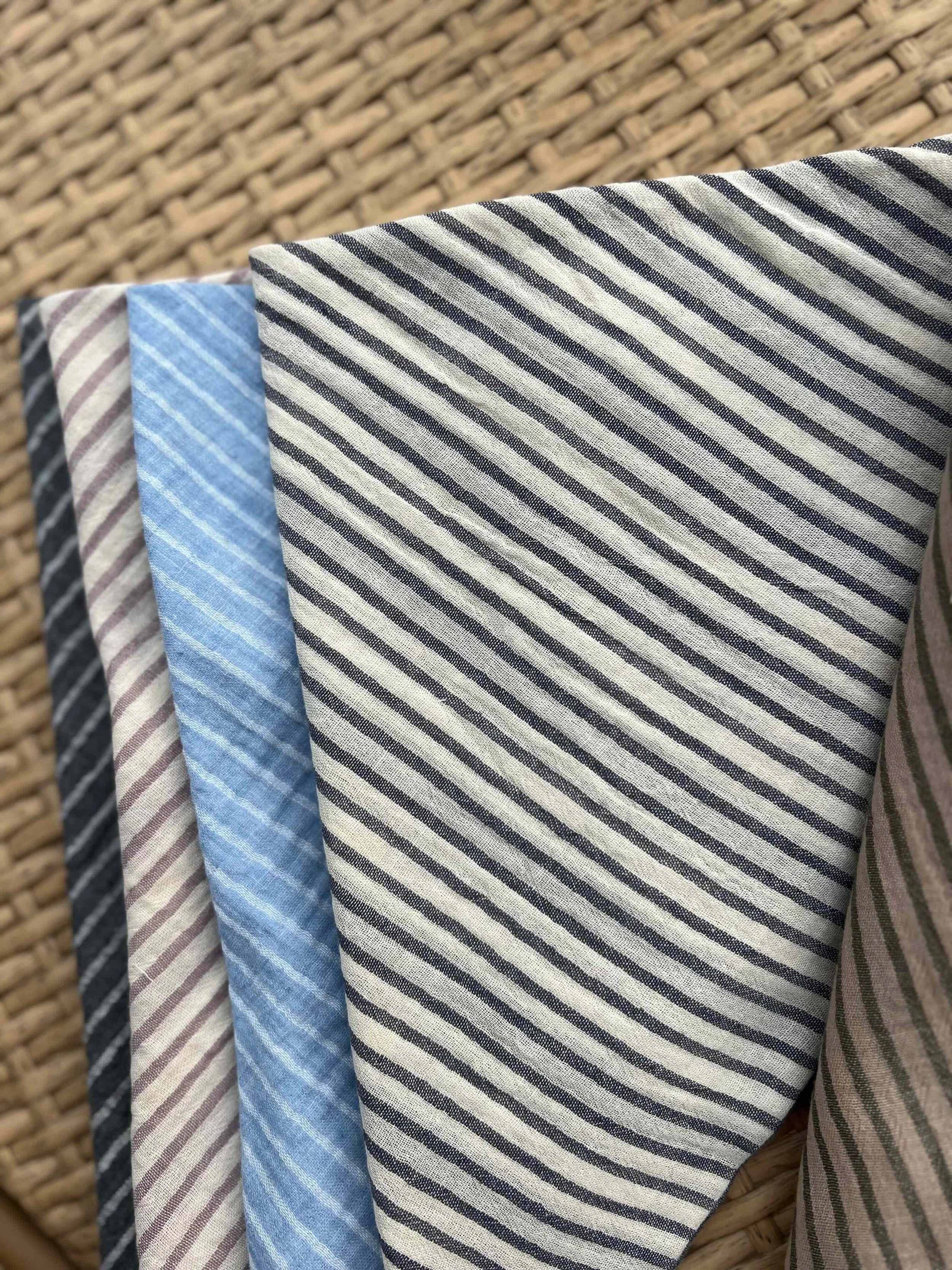 Helles Bandana mit feinen blauen Streifen.jpeg