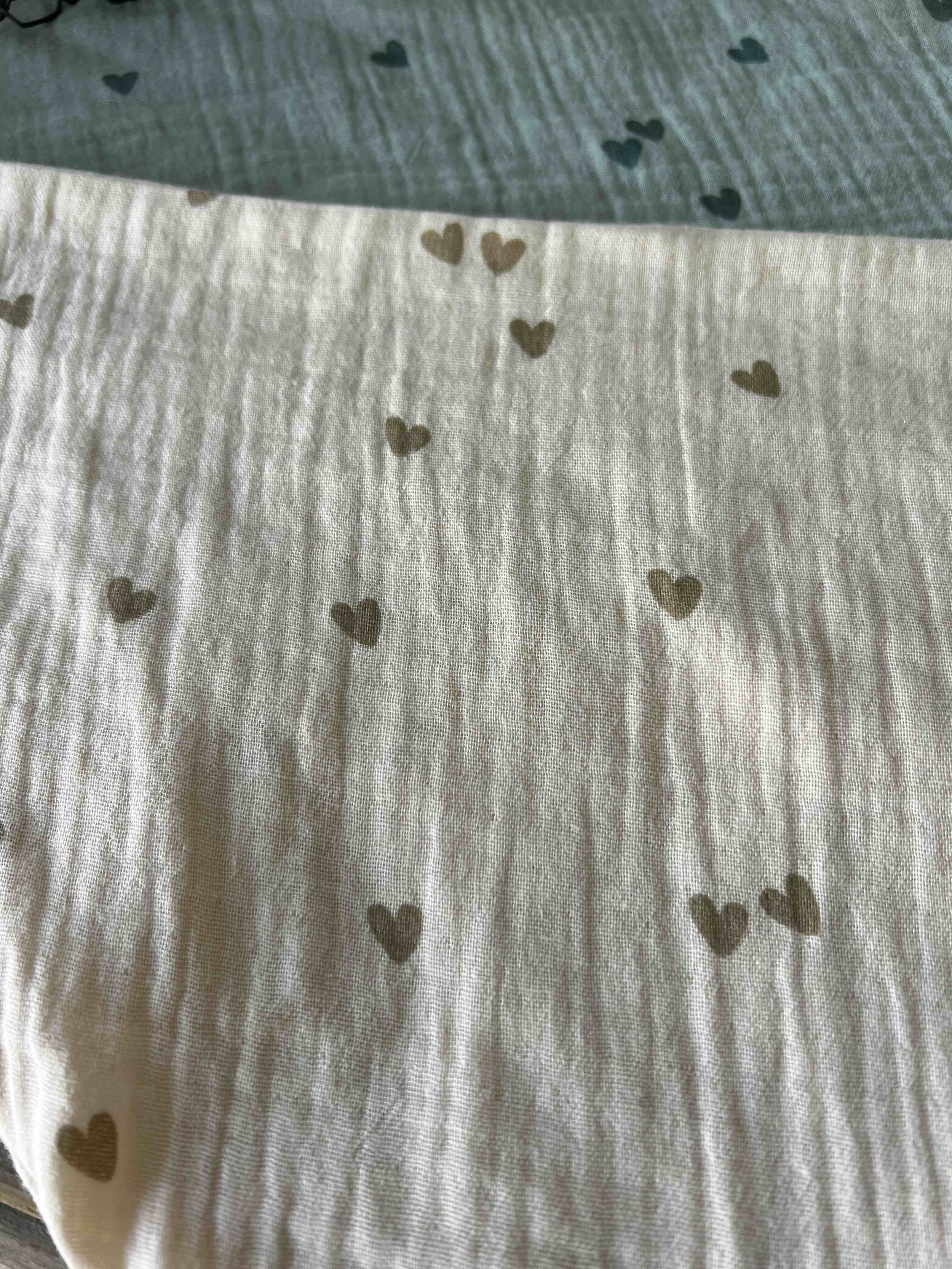 Zwei Bandanas in grün und beige.jpeg