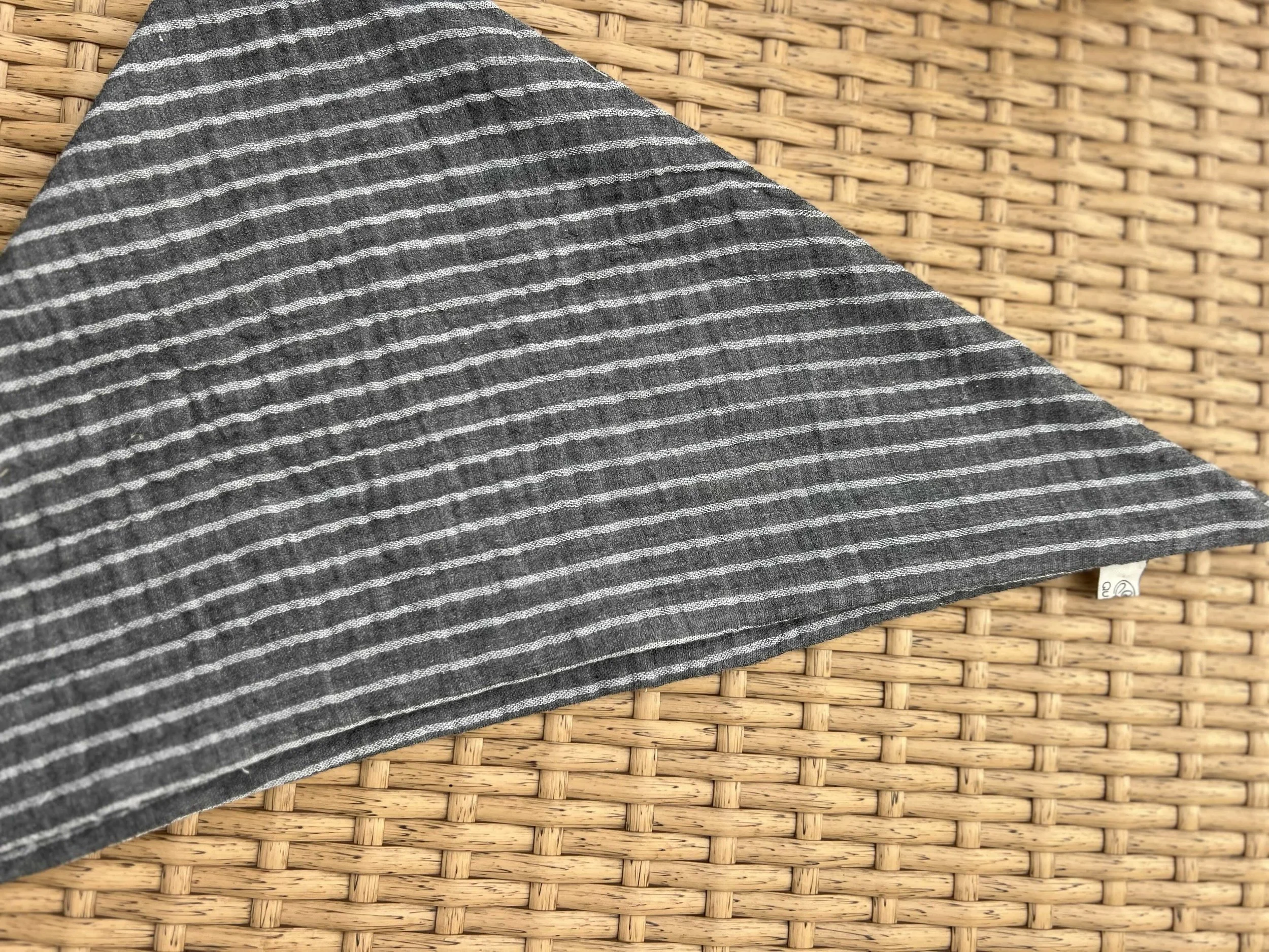 Dunkles Dogbandana mit feinen hellen Streifen.jpeg