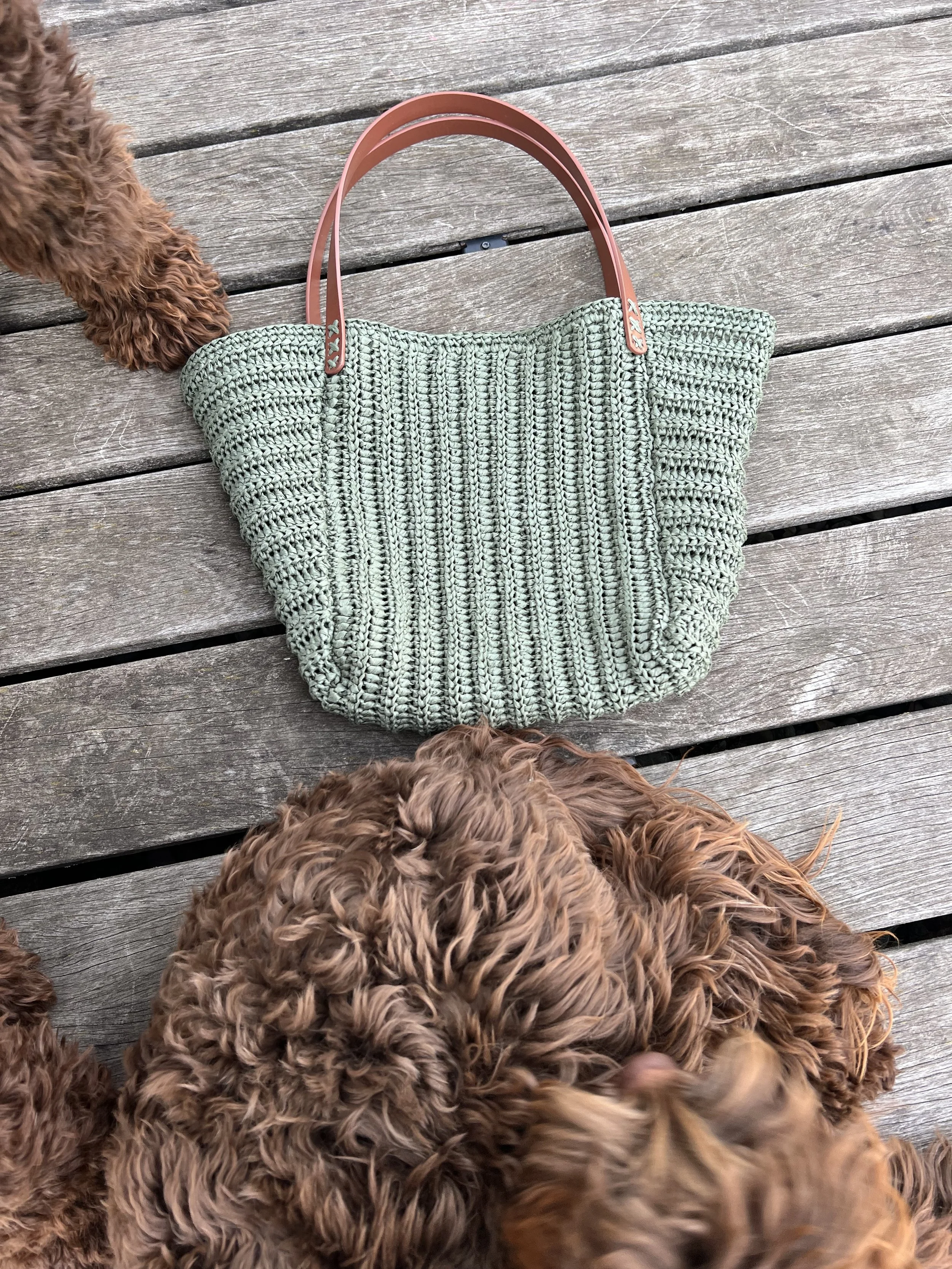 GRÜNE HÄKELTASCHE AUS BAST / RAFFIAYARN.