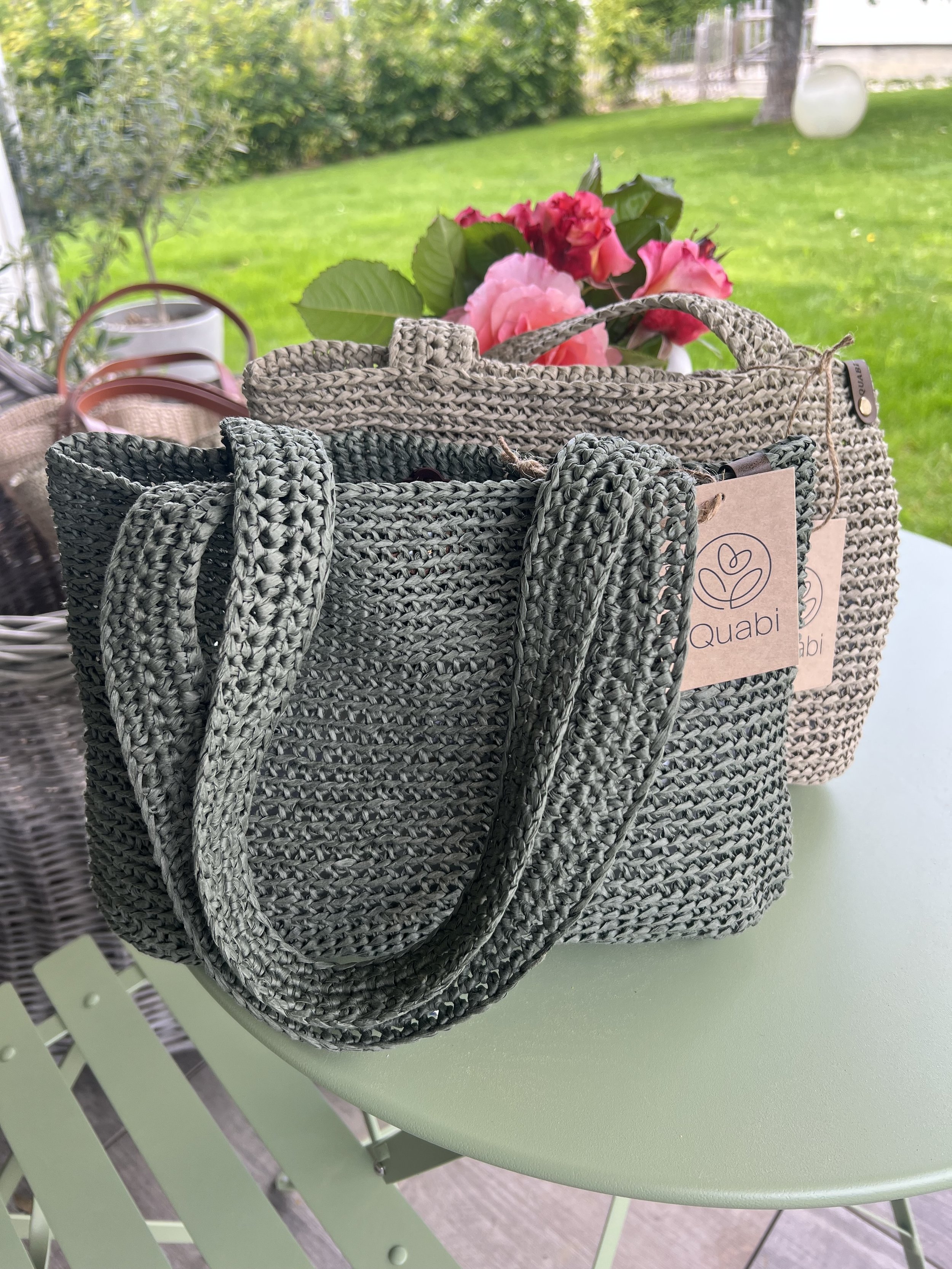 GRÜNE HÄKELTASCHE AUS BAST.