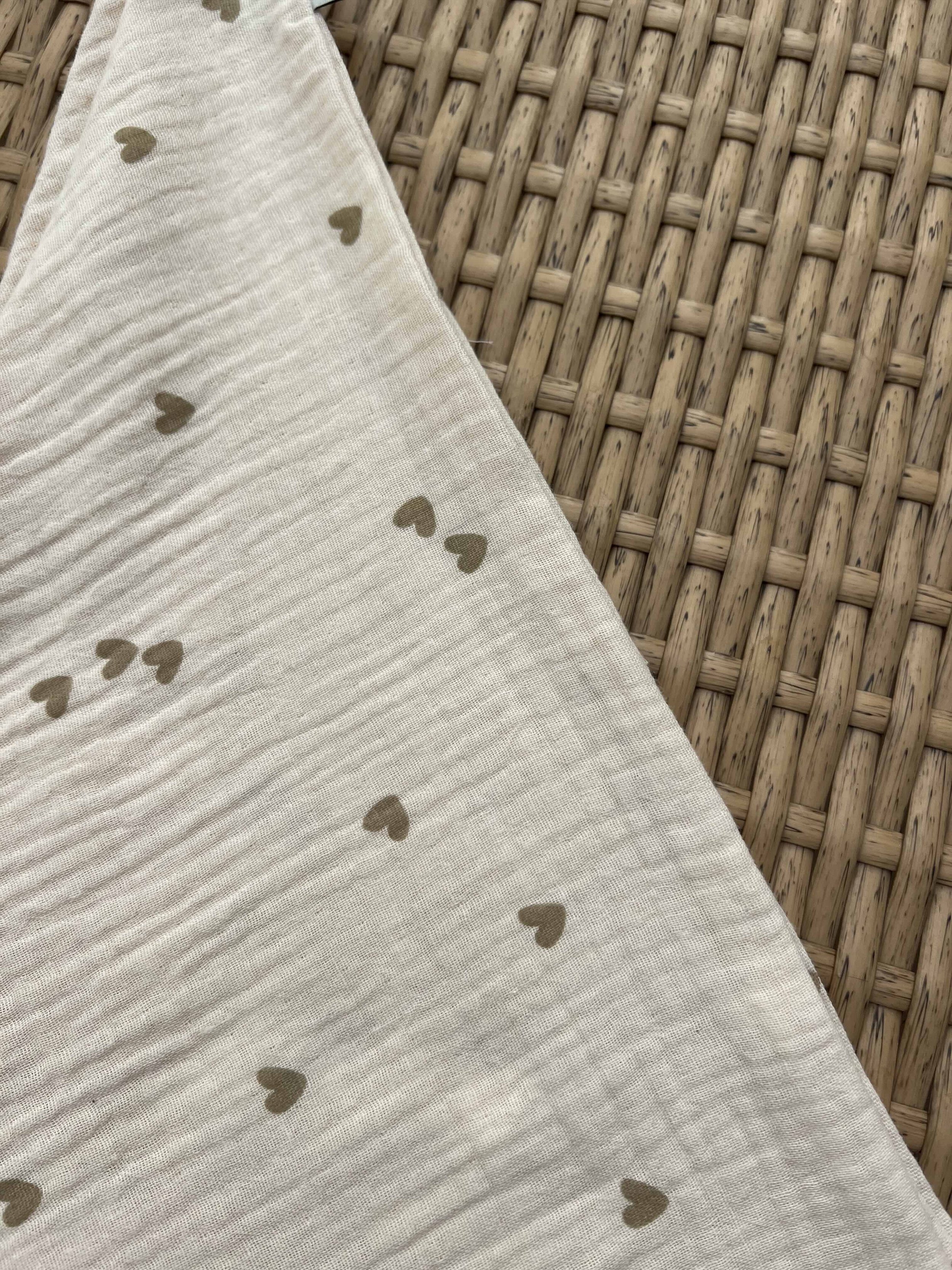 Helles Bandana mit kleinen braunen Herzen.jpeg